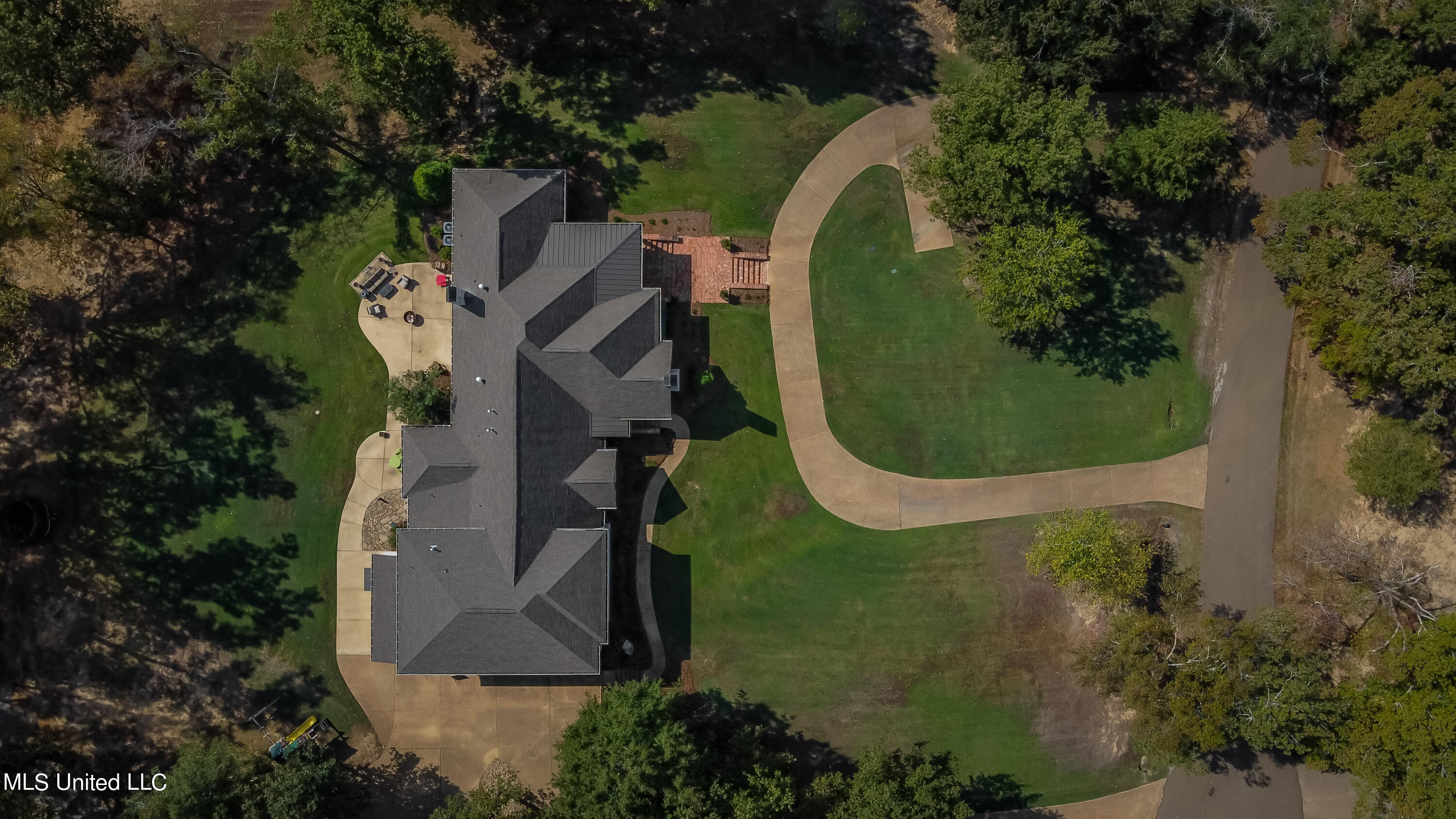 Madison, Mississippi 39110, United States, 5 Bedrooms Bedrooms, ,4 BathroomsBathrooms,Residential,Pending,69639