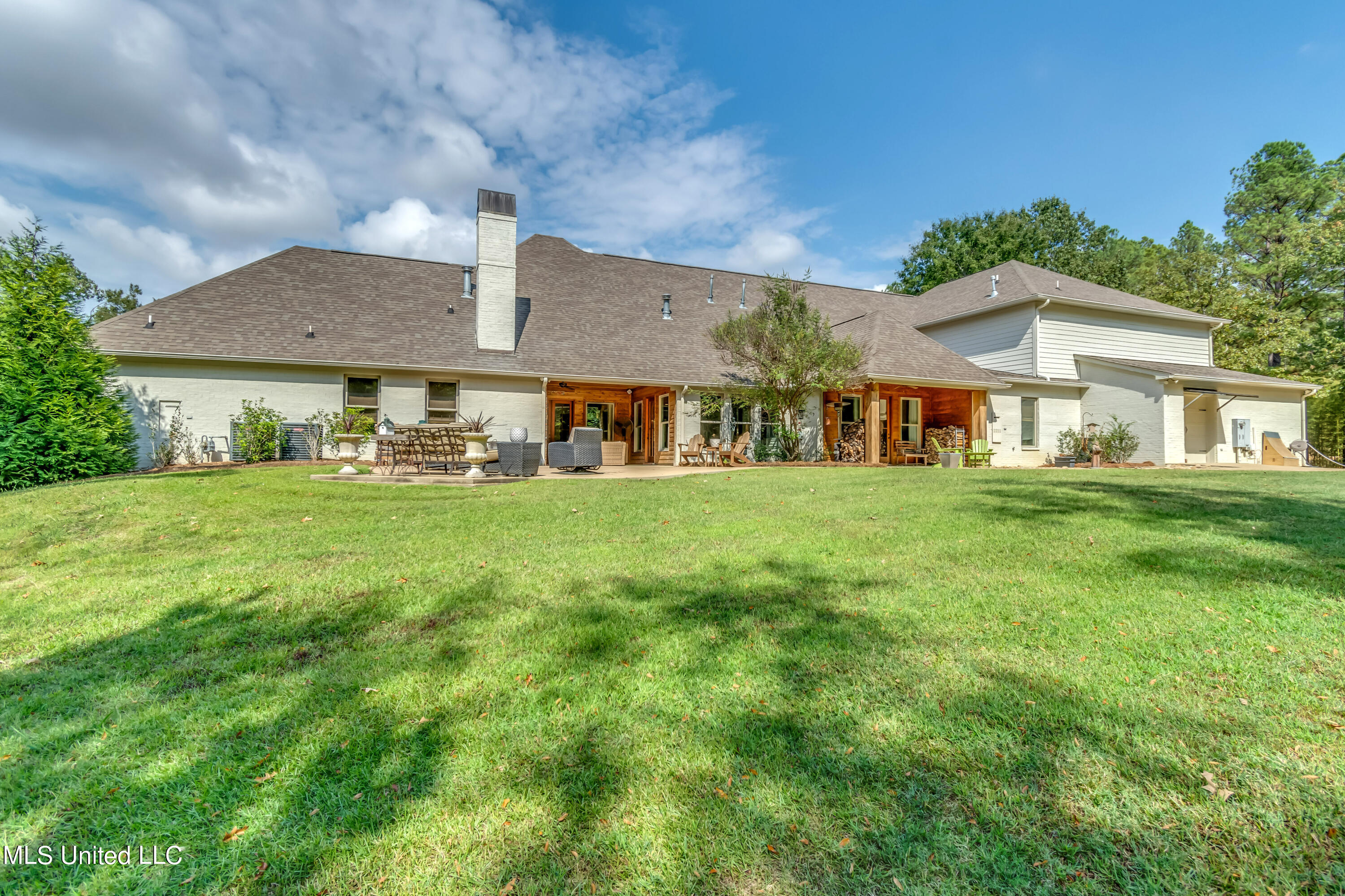 Madison, Mississippi 39110, United States, 5 Bedrooms Bedrooms, ,4 BathroomsBathrooms,Residential,Pending,69639