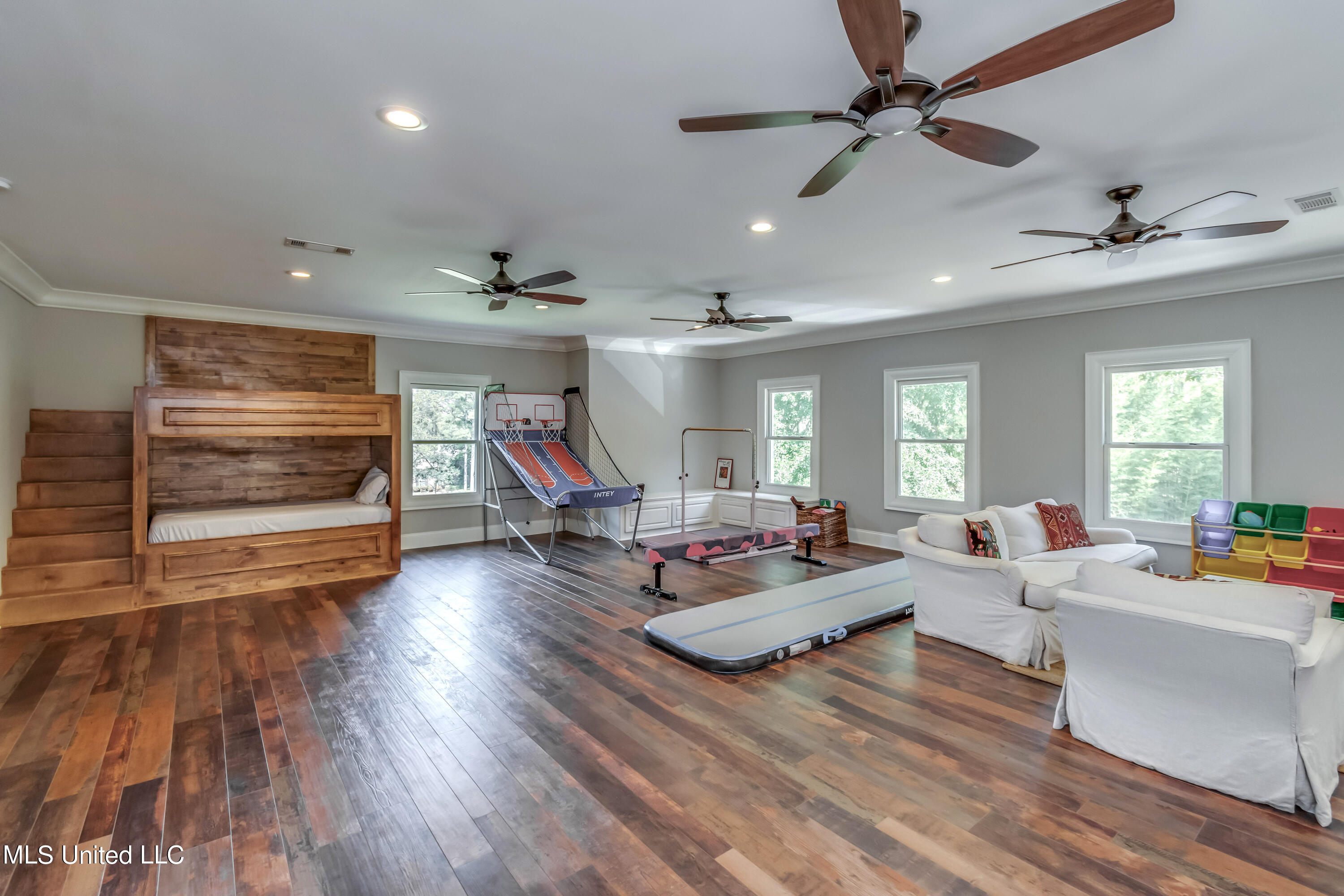 Madison, Mississippi 39110, United States, 5 Bedrooms Bedrooms, ,4 BathroomsBathrooms,Residential,Pending,69639