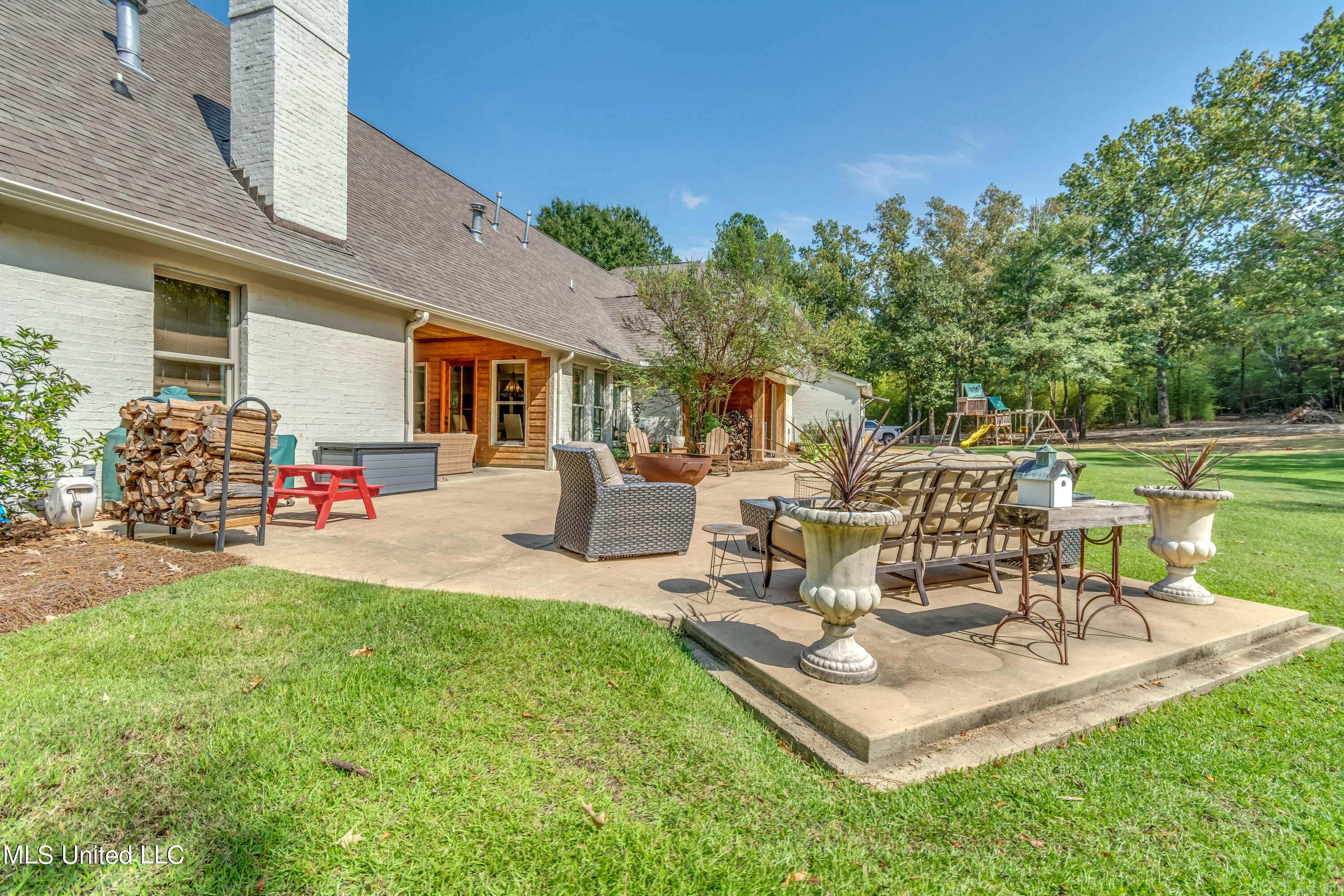 Madison, Mississippi 39110, United States, 5 Bedrooms Bedrooms, ,4 BathroomsBathrooms,Residential,Pending,69639