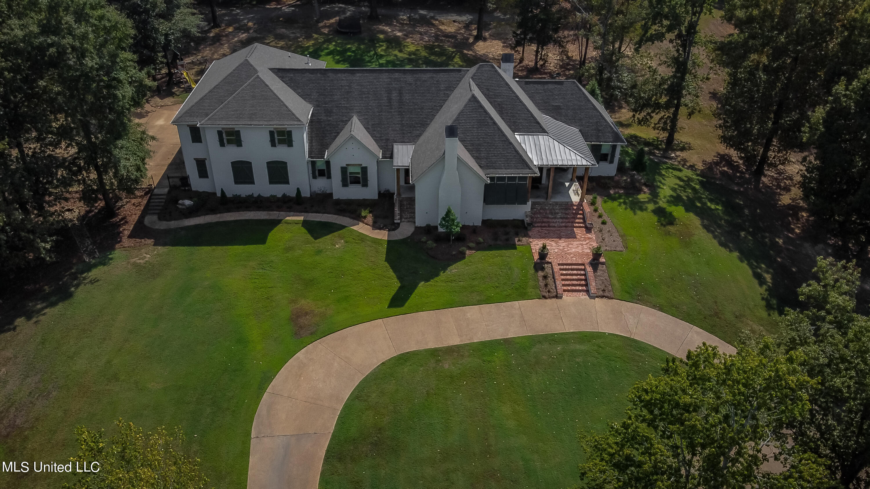 Madison, Mississippi 39110, United States, 5 Bedrooms Bedrooms, ,4 BathroomsBathrooms,Residential,Pending,69639