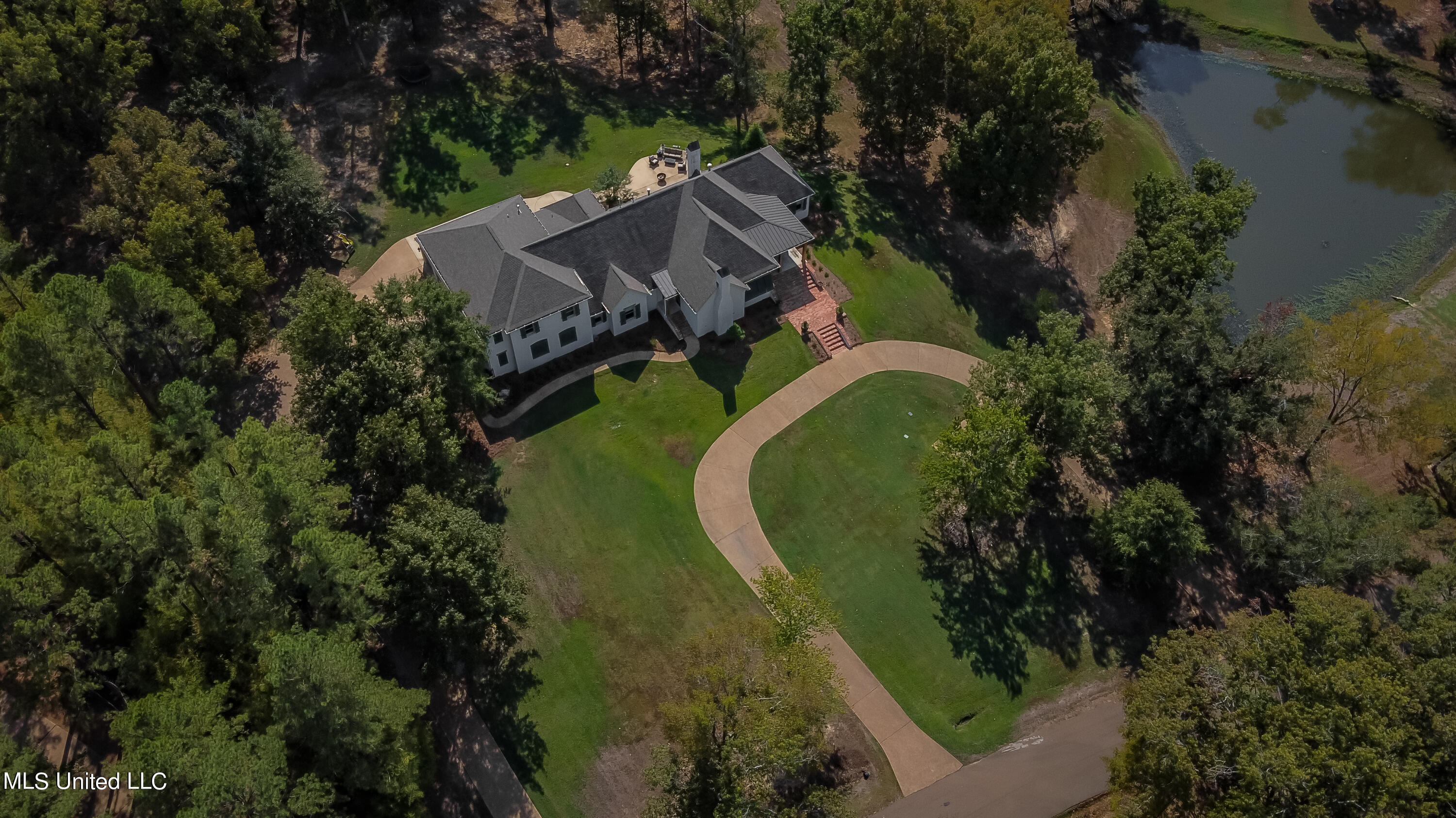 Madison, Mississippi 39110, United States, 5 Bedrooms Bedrooms, ,4 BathroomsBathrooms,Residential,Pending,69639