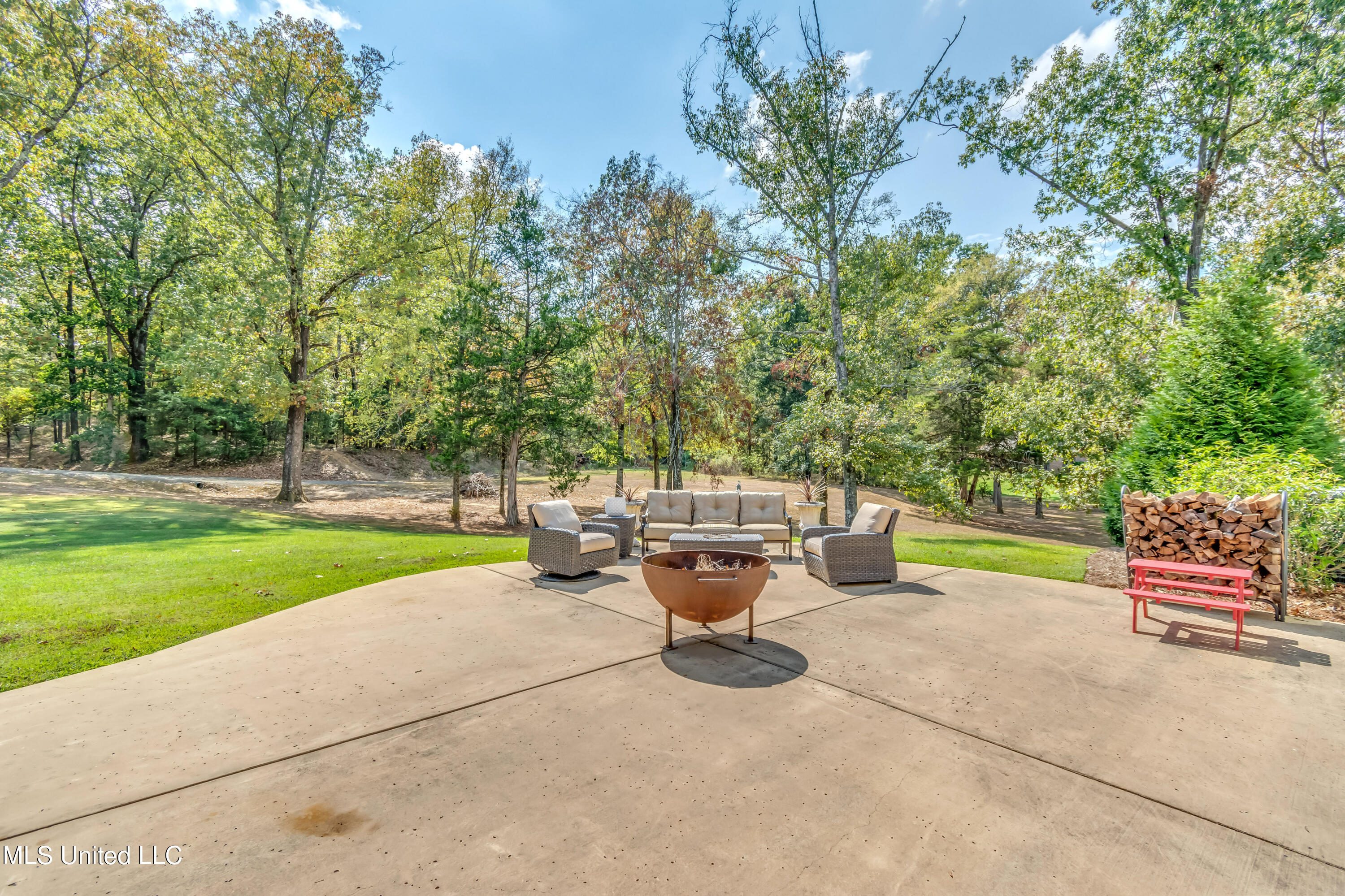 Madison, Mississippi 39110, United States, 5 Bedrooms Bedrooms, ,4 BathroomsBathrooms,Residential,Pending,69639