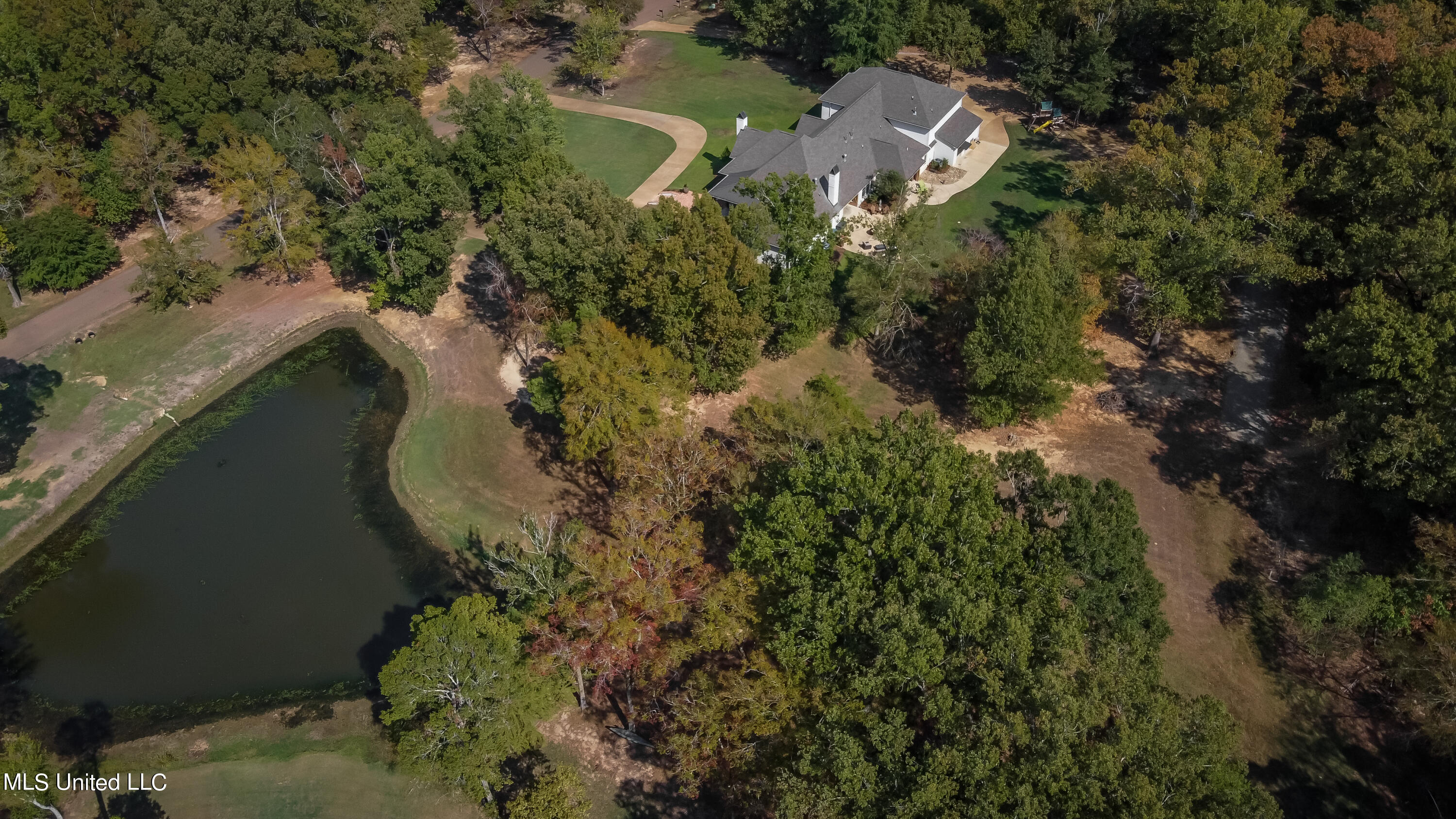 Madison, Mississippi 39110, United States, 5 Bedrooms Bedrooms, ,4 BathroomsBathrooms,Residential,Pending,69639