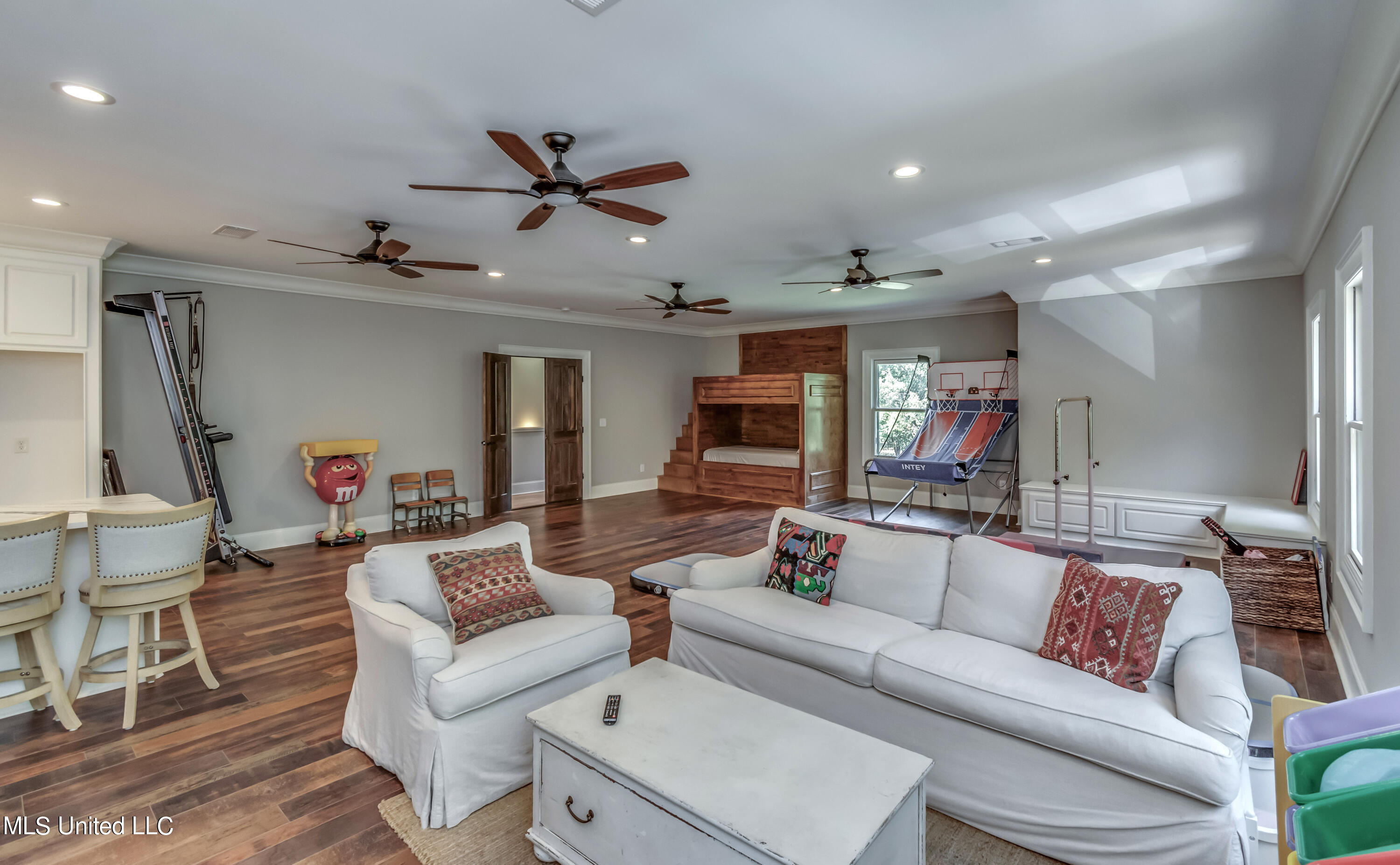 Madison, Mississippi 39110, United States, 5 Bedrooms Bedrooms, ,4 BathroomsBathrooms,Residential,Pending,69639