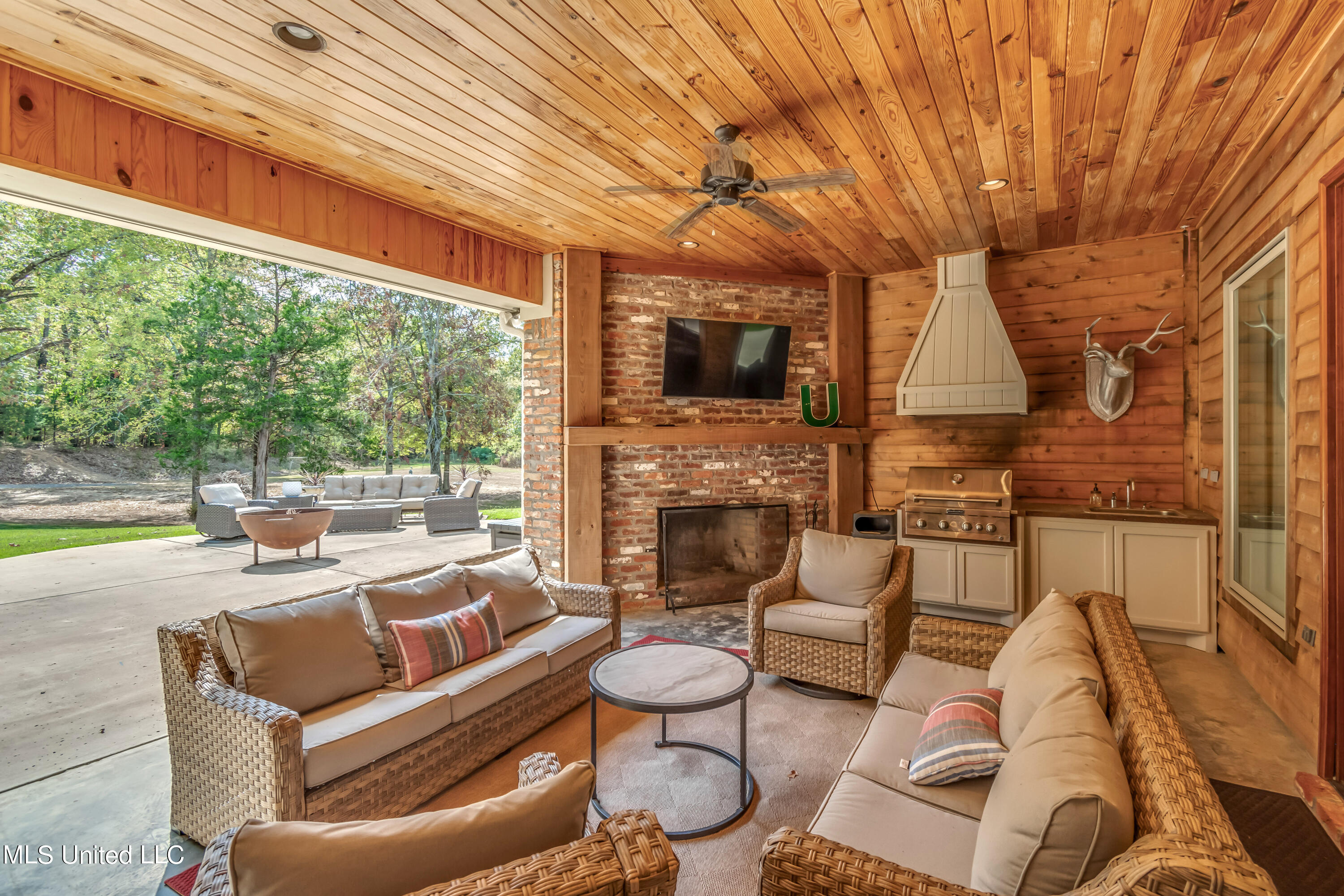 Madison, Mississippi 39110, United States, 5 Bedrooms Bedrooms, ,4 BathroomsBathrooms,Residential,Pending,69639