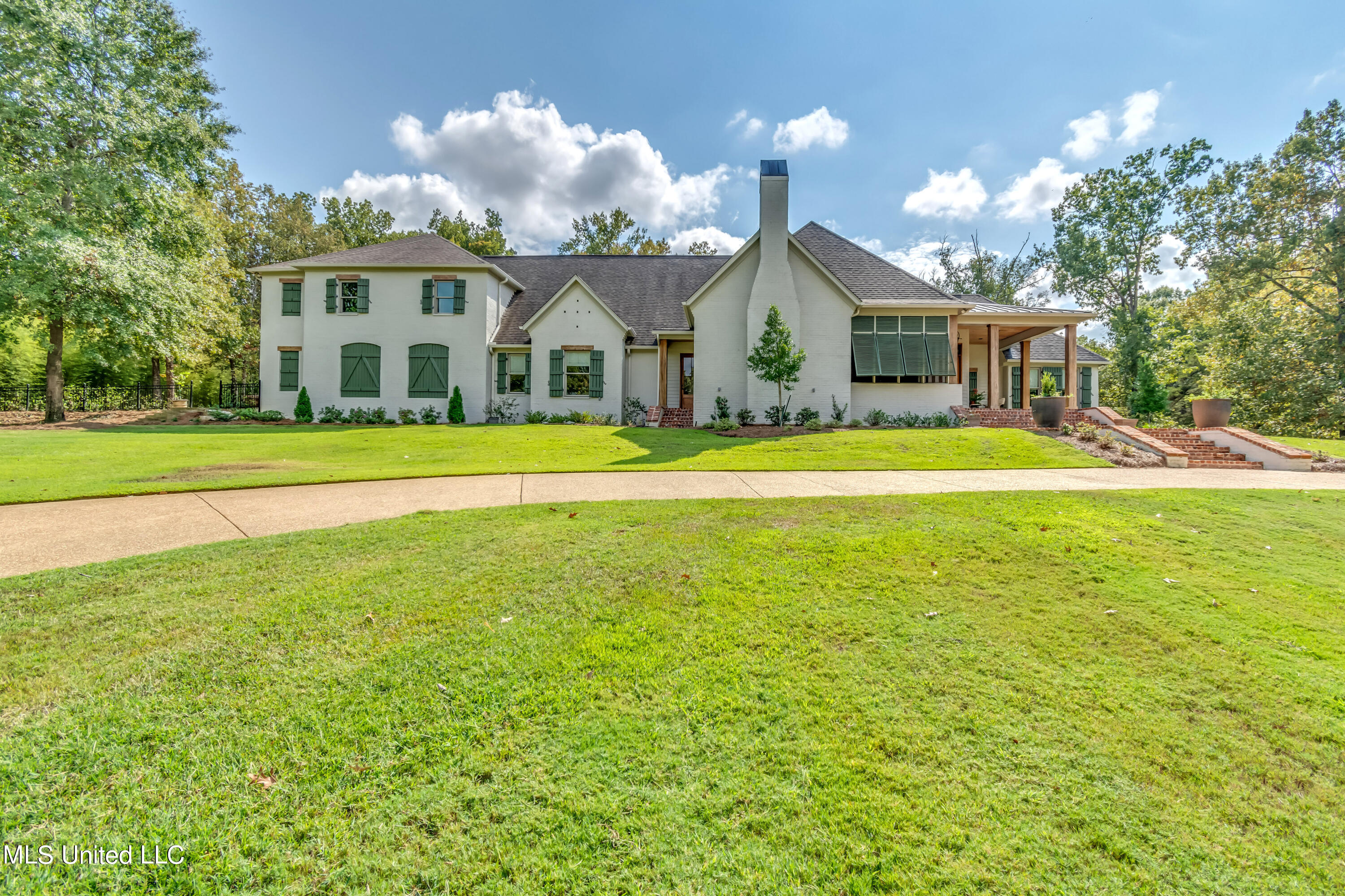 Madison, Mississippi 39110, United States, 5 Bedrooms Bedrooms, ,4 BathroomsBathrooms,Residential,Pending,69639