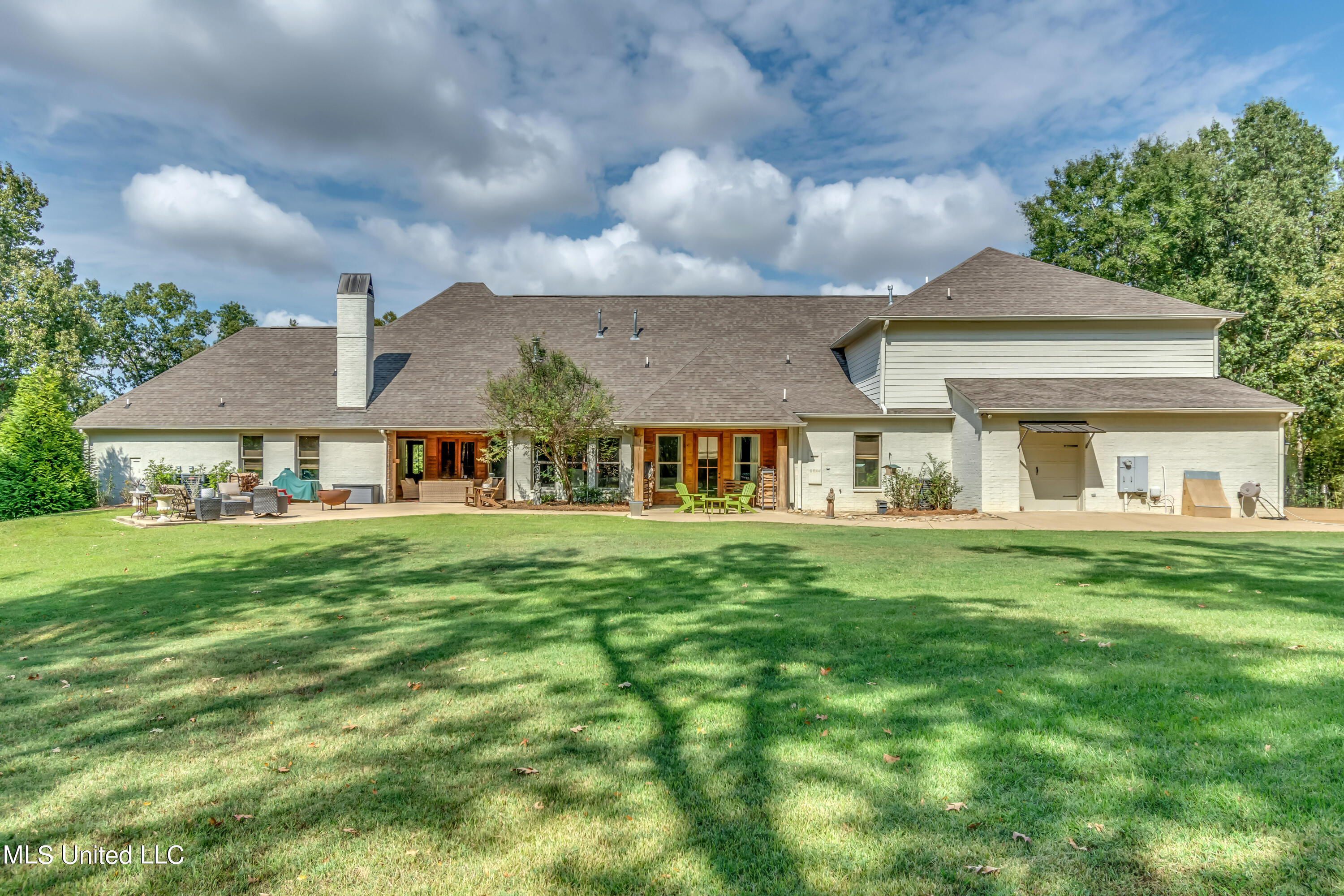 Madison, Mississippi 39110, United States, 5 Bedrooms Bedrooms, ,4 BathroomsBathrooms,Residential,Pending,69639