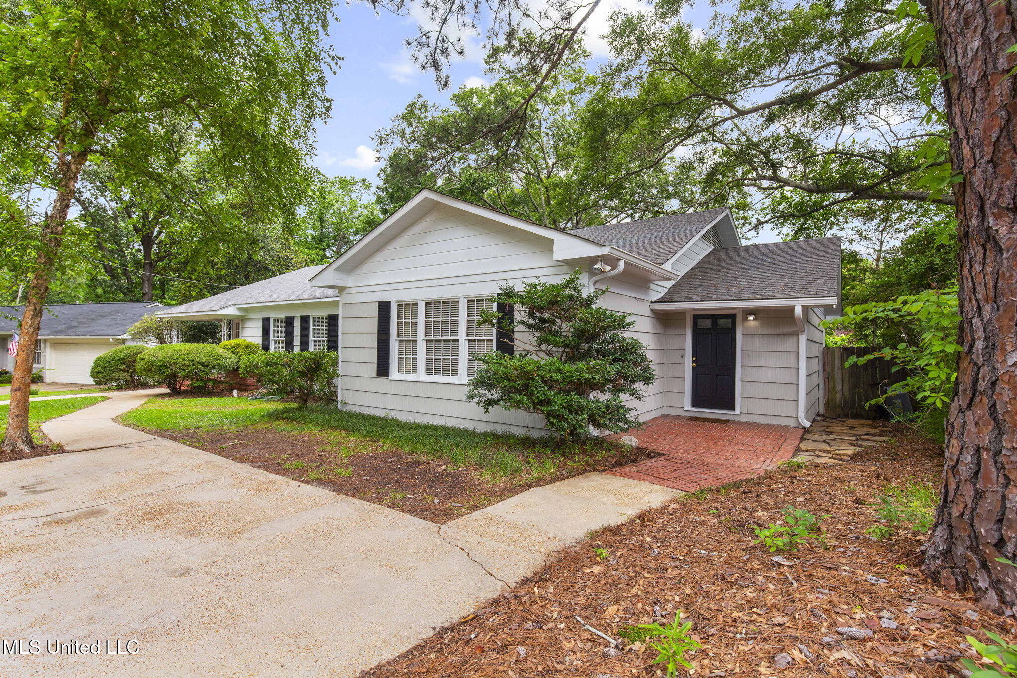 3821 Montrose Circle, Jackson, Mississippi image 2
