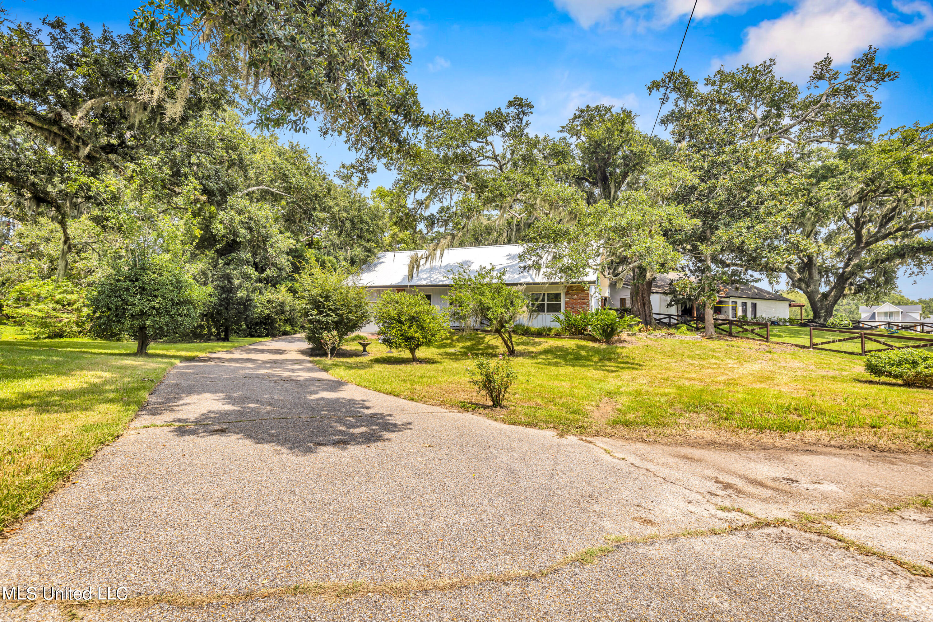 406 Schmidt Drive, Ocean Springs, Mississippi image 1