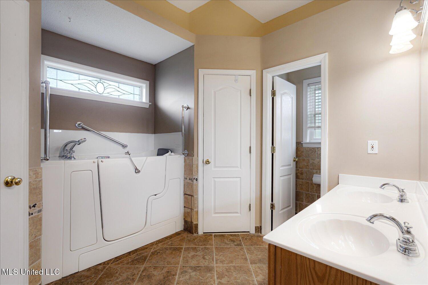 9015 Champlain Drive, Olive Branch, Mississippi image 24