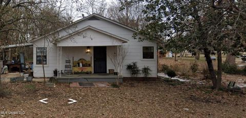 Apartment For Sale - 104 W Gleason Street<br/> Leflore County, Schlater, MS 38952