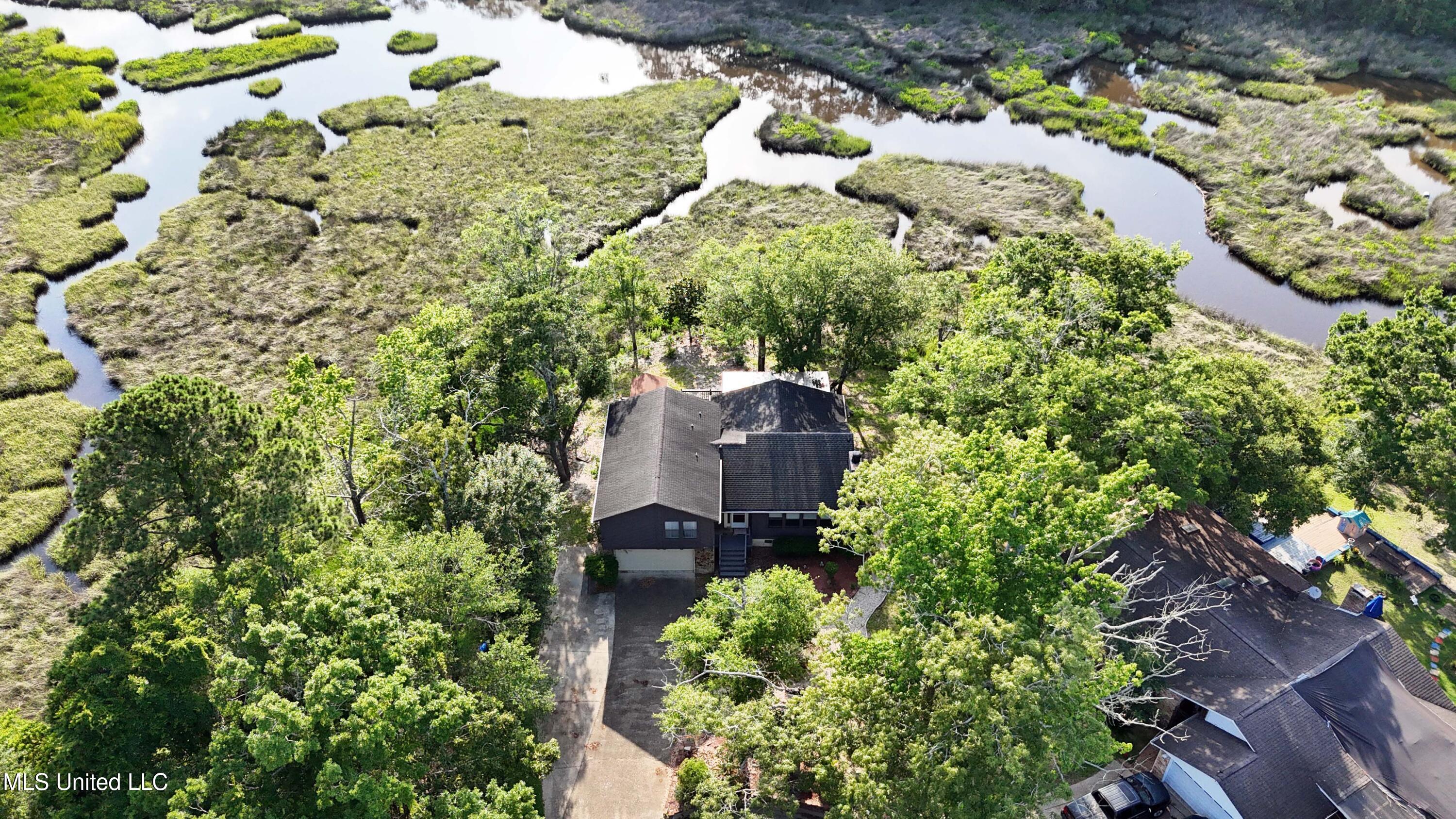 2037 Old Oaks Drive, Gautier, Mississippi image 3