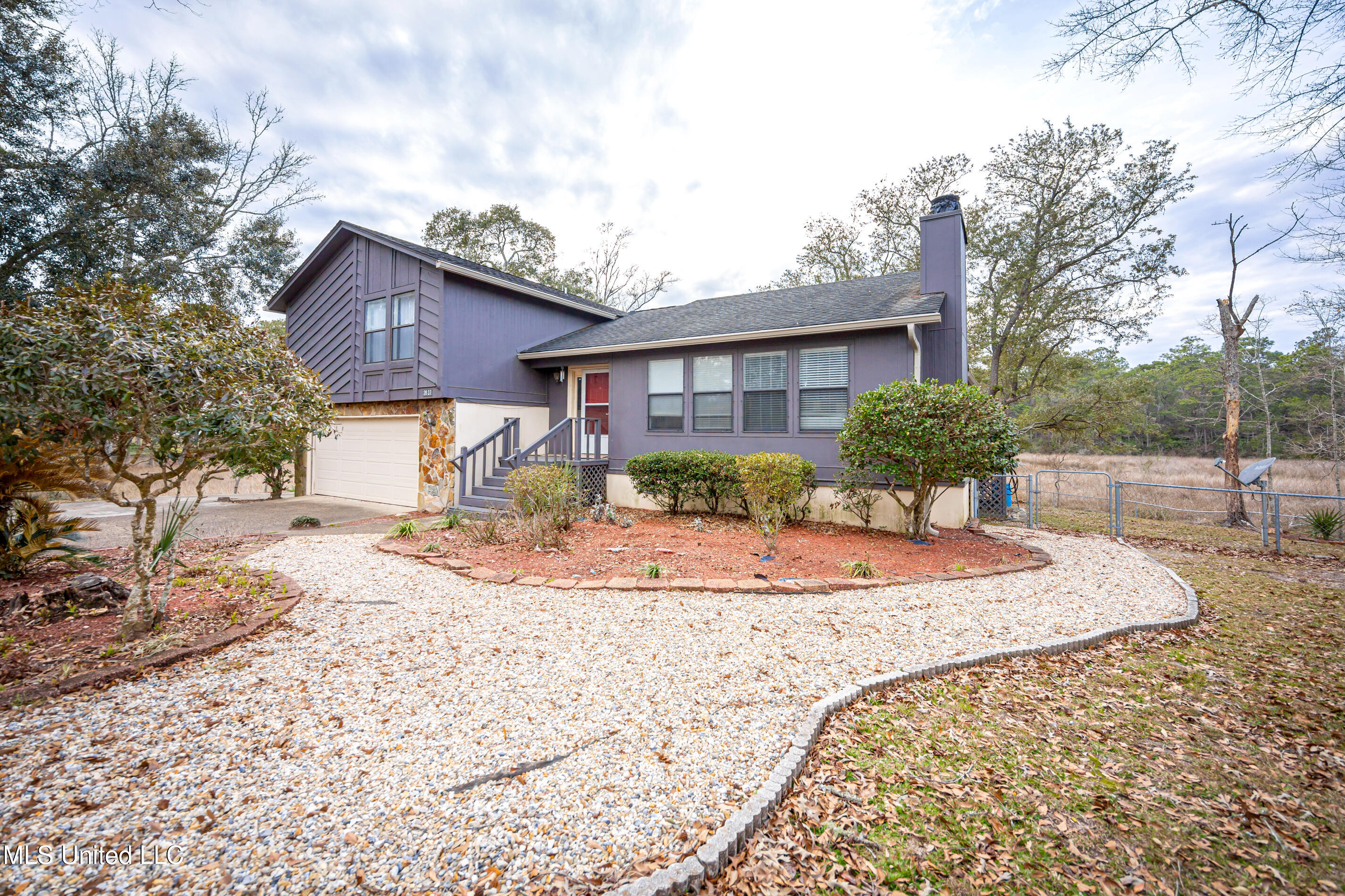 2037 Old Oaks Drive, Gautier, Mississippi image 2