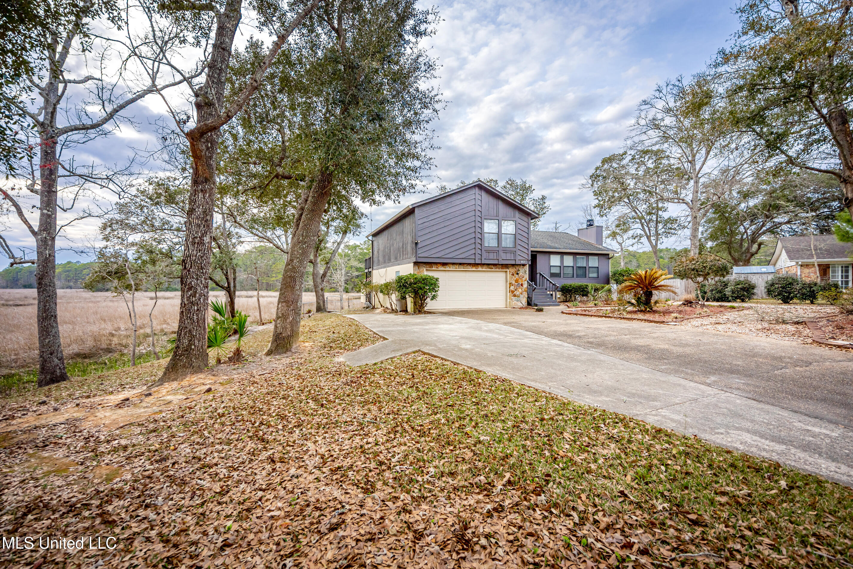 2037 Old Oaks Drive, Gautier, Mississippi image 4