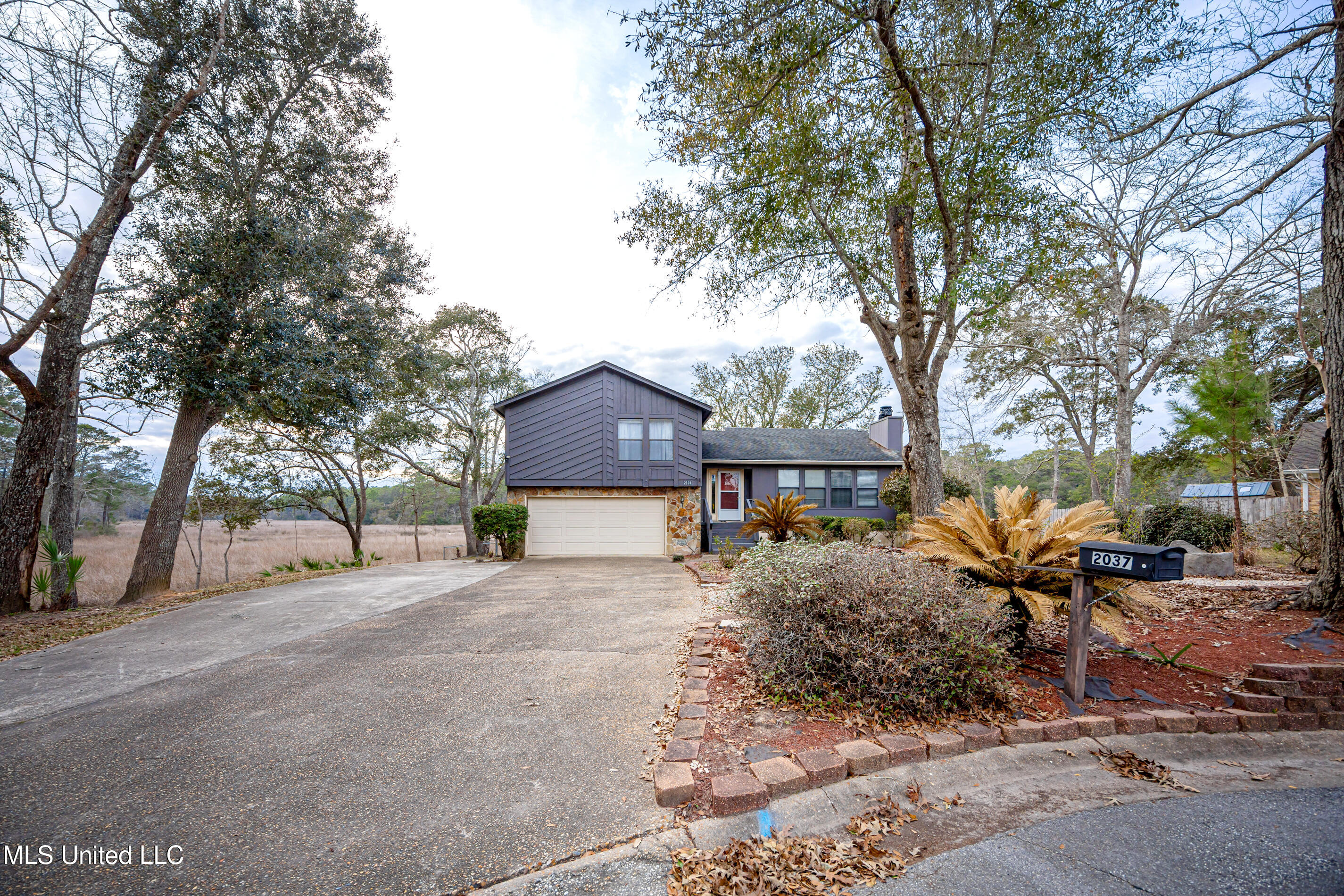 2037 Old Oaks Drive, Gautier, Mississippi image 3