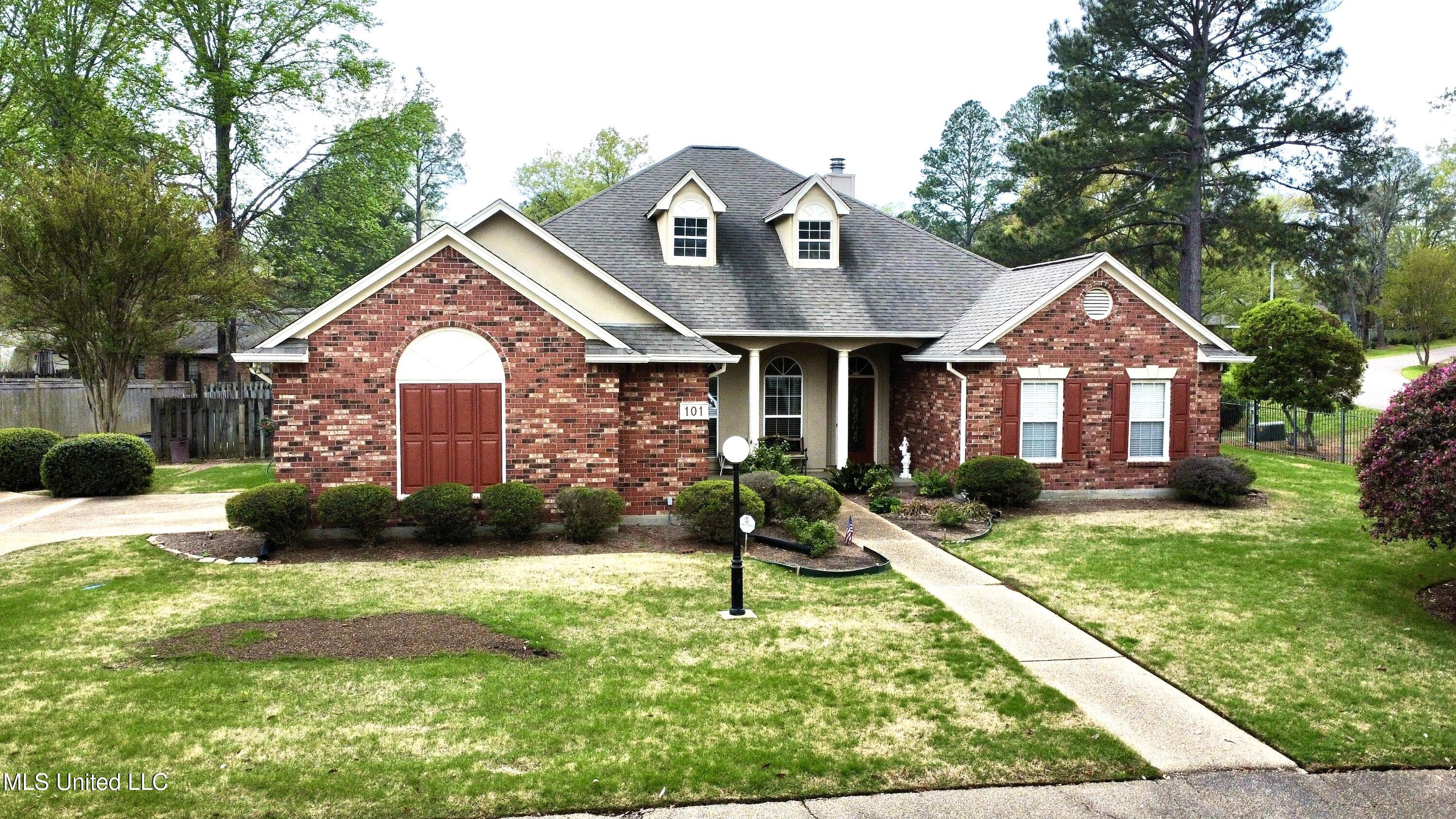101 Brookside Circle, Clinton, Mississippi image 1