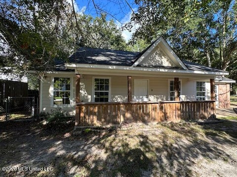 Homes For Sale - 1400 Oak Street<br/> Ocean Springs, MS 39564