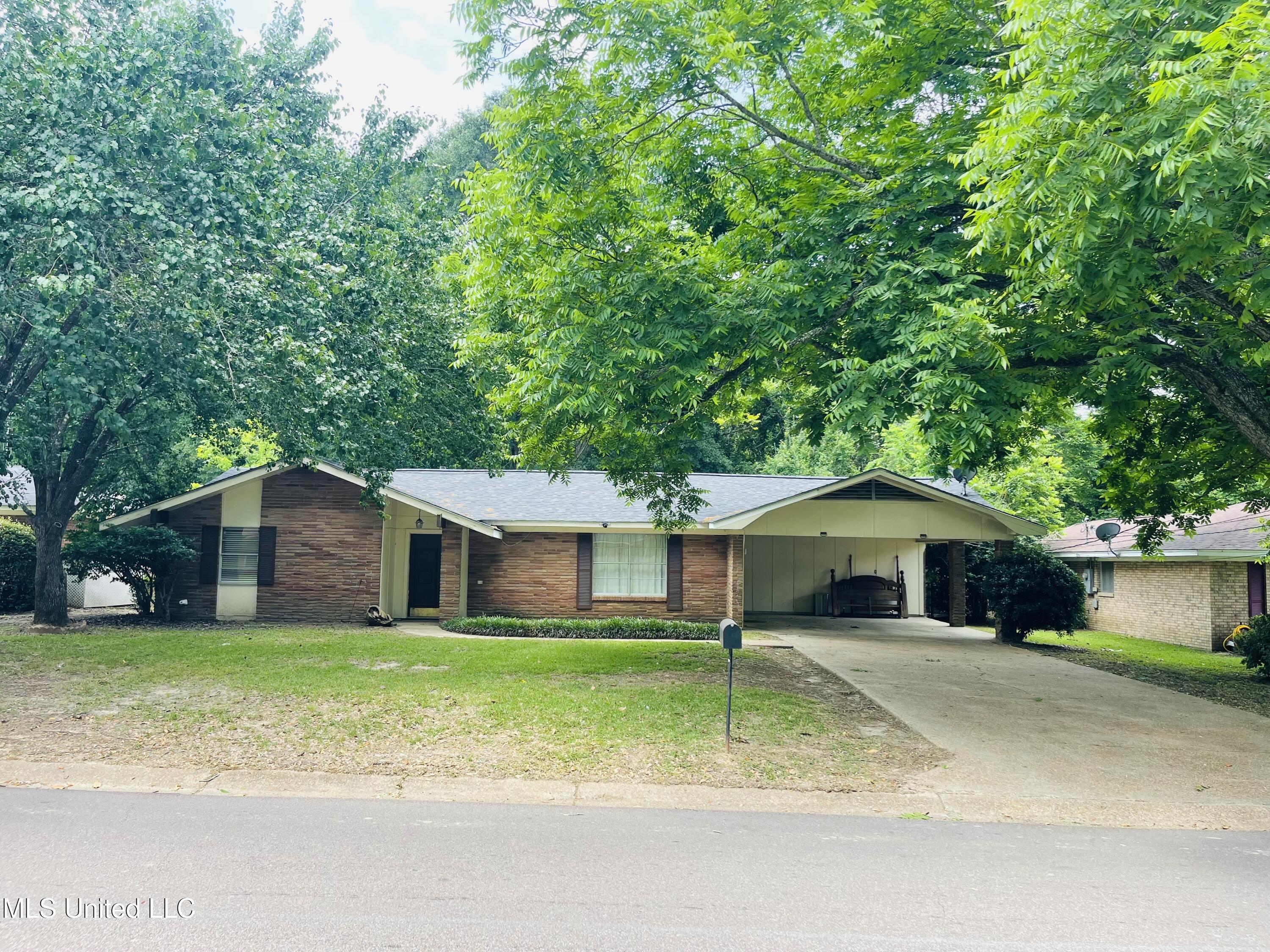 111 Brookfield Drive, Natchez, Mississippi image 1