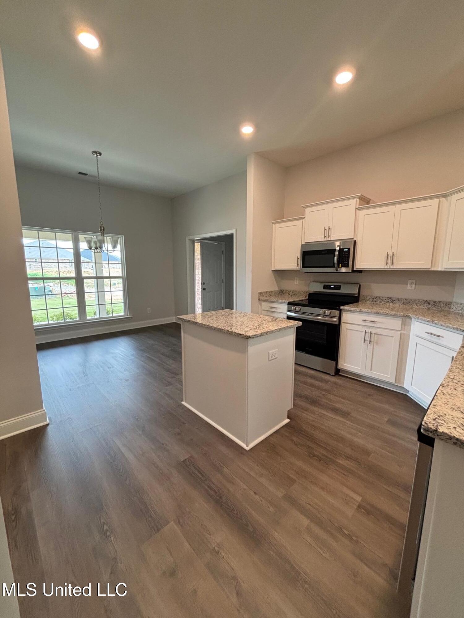 5862 Susan Moore Drive, Horn Lake, Mississippi image 3