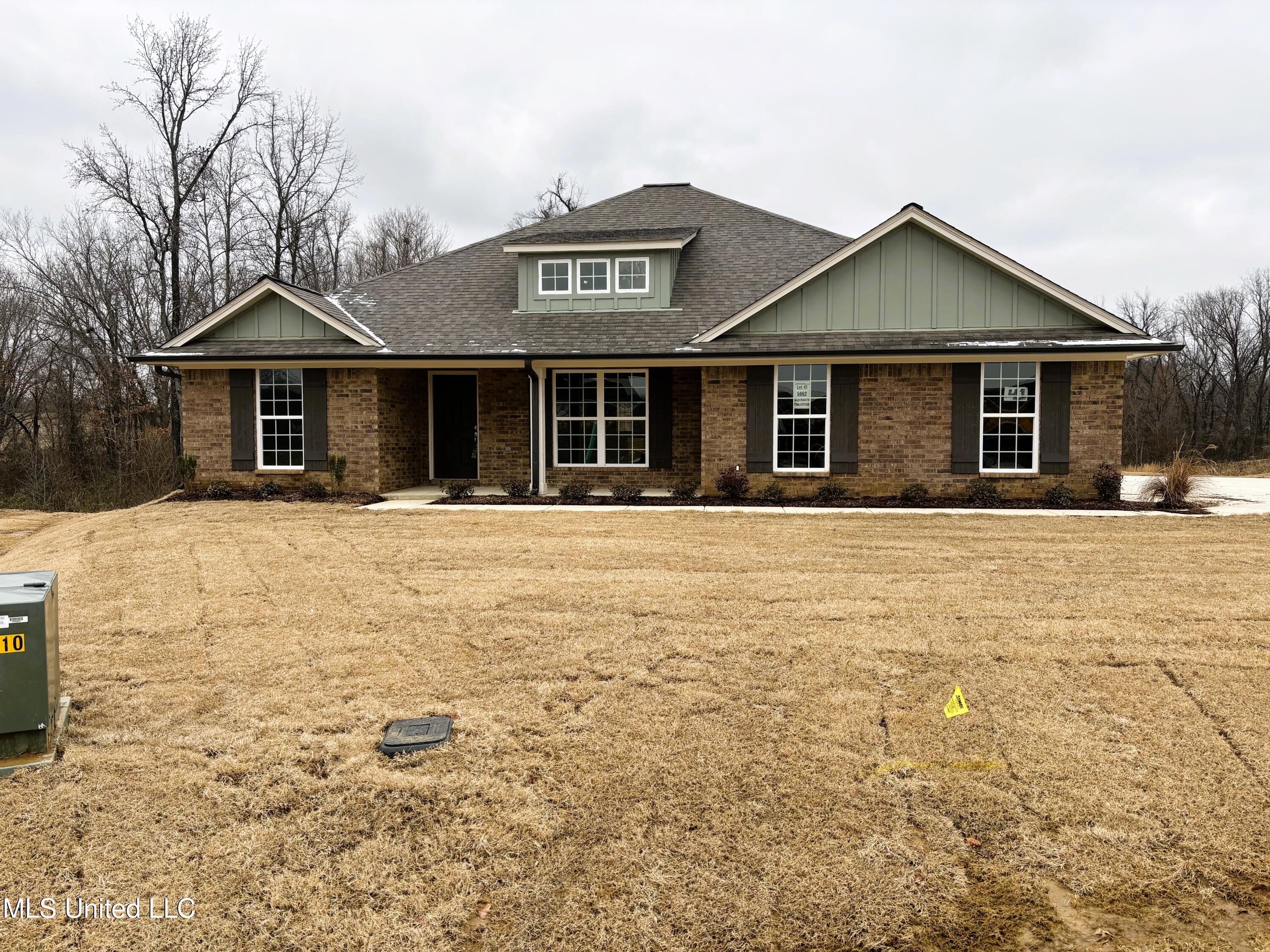 5862 Susan Moore Drive, Horn Lake, Mississippi image 1