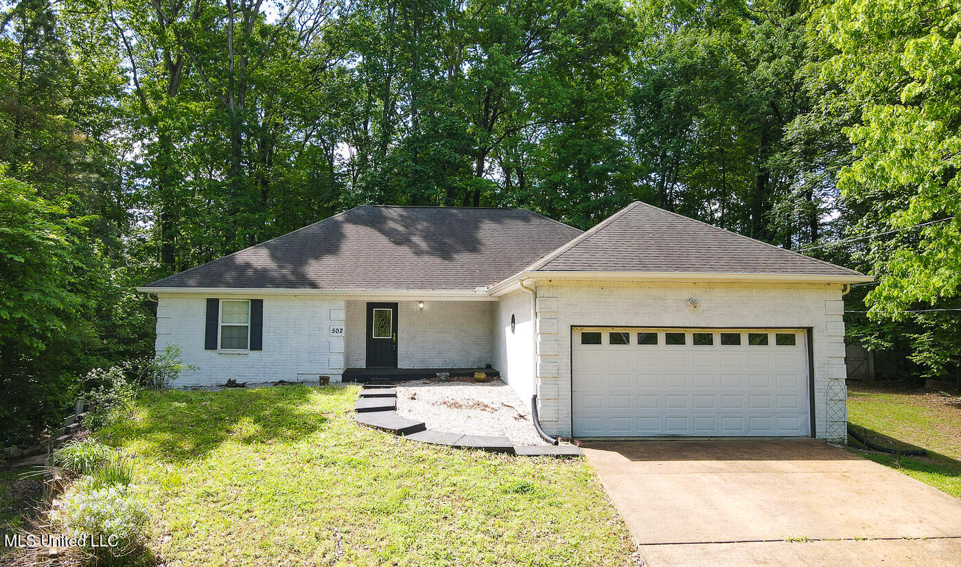 502 N Thunderbird Drive, Hernando, Mississippi image 1