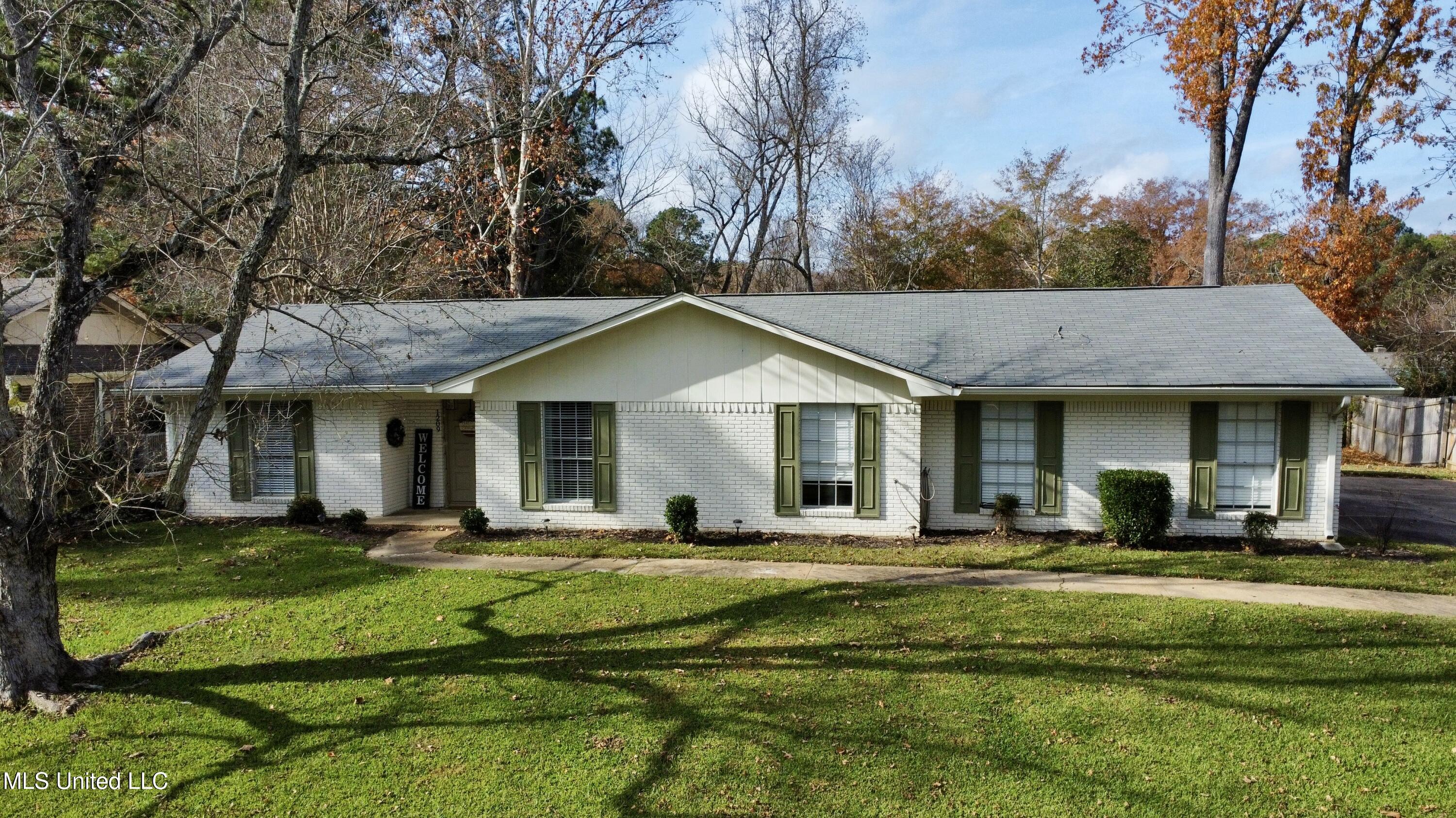 1209 Canterbury Lane, Clinton, Mississippi image 3