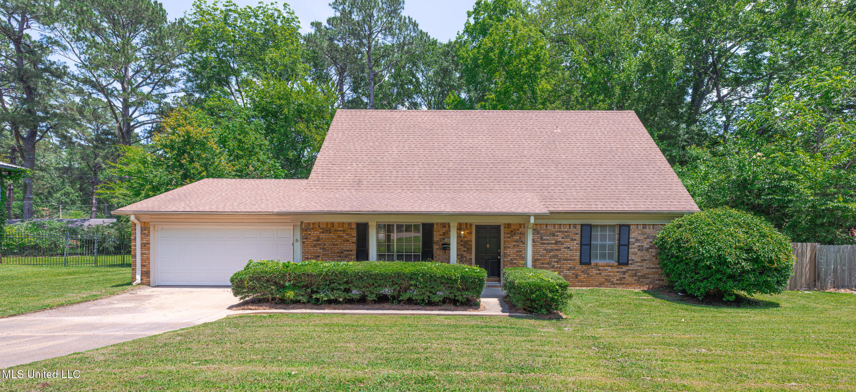828 Briarwood Drive, Jackson, Mississippi image 2