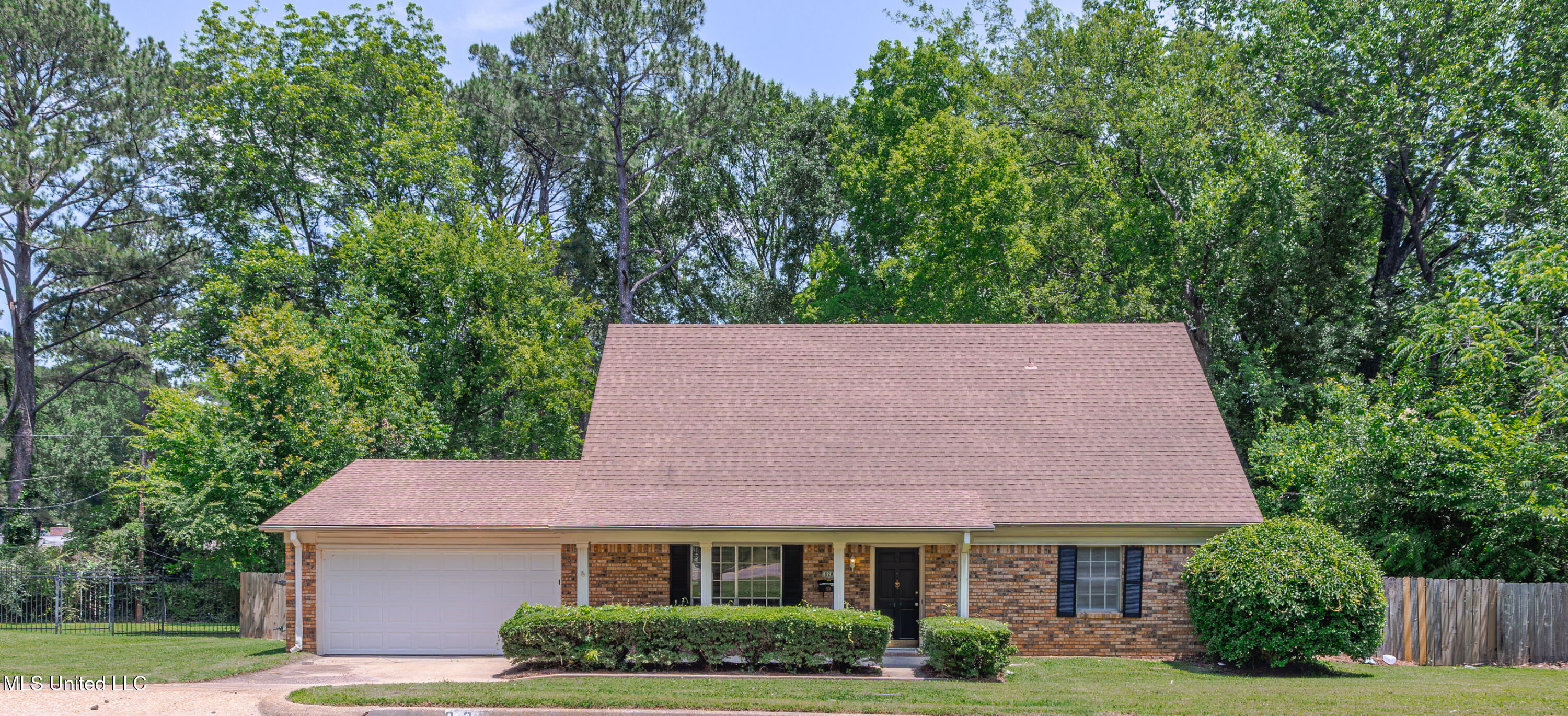828 Briarwood Drive, Jackson, Mississippi image 1