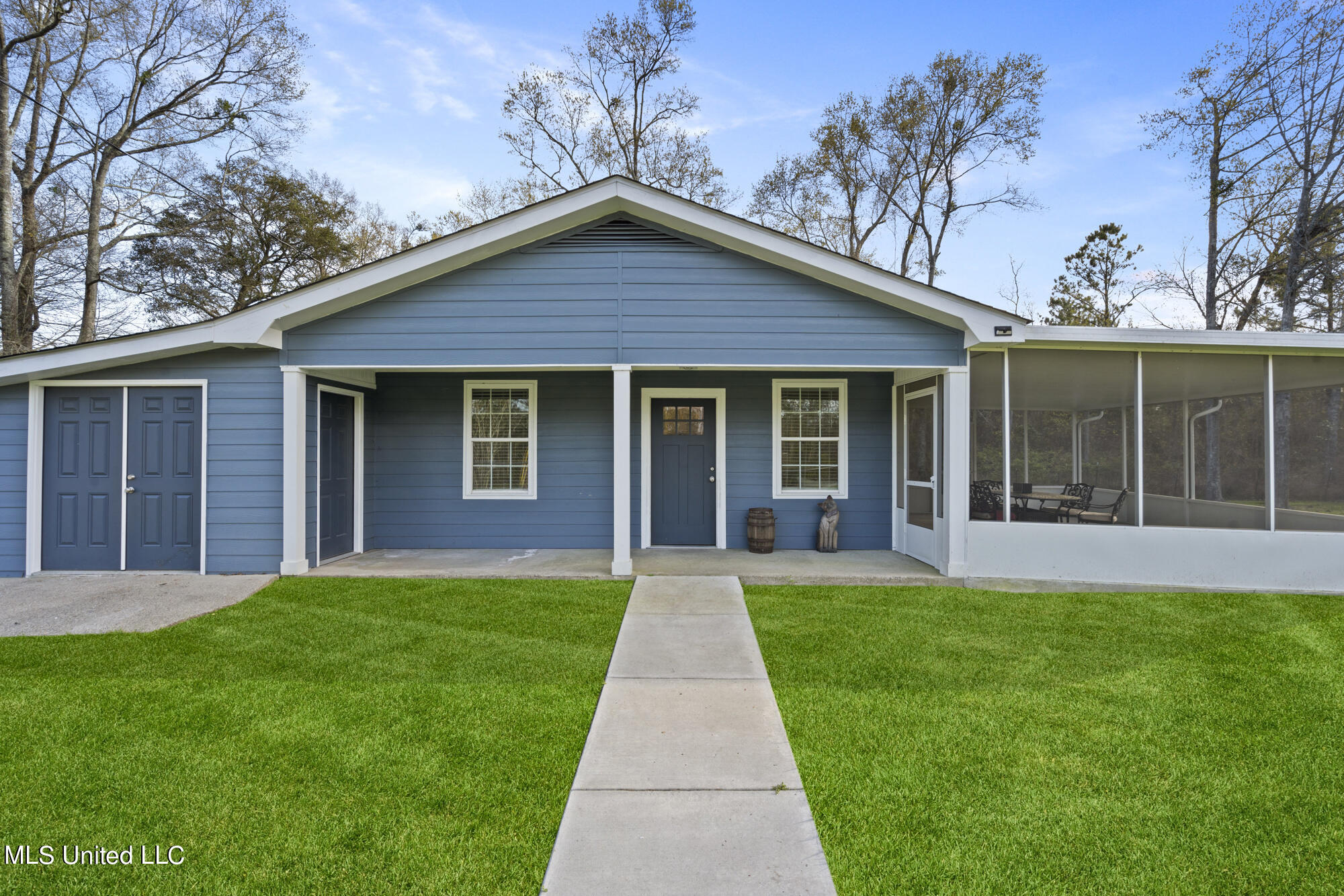 10085 Paradise Lane, Bay Saint Louis, Mississippi image 1