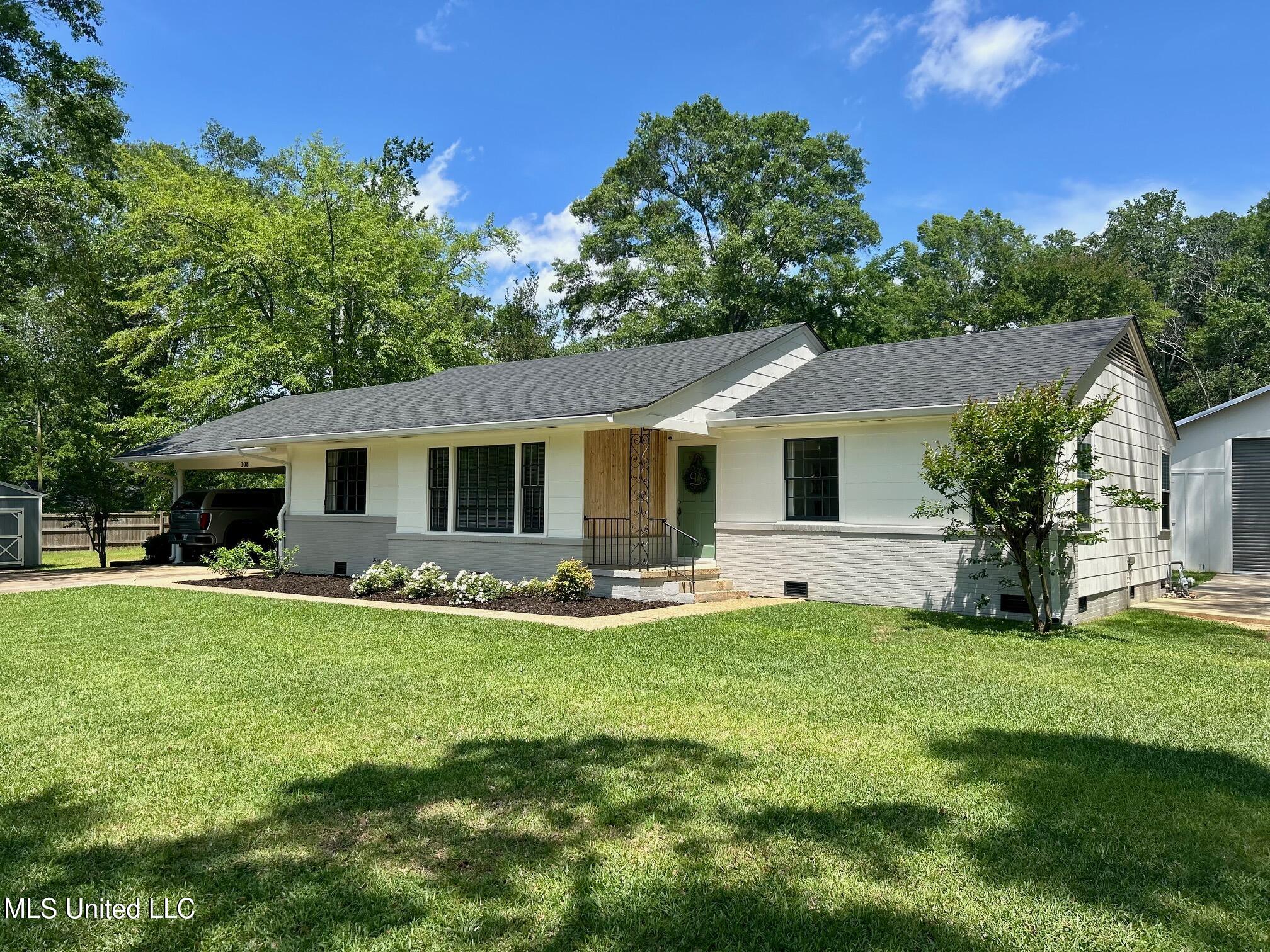 308 College Street, Carthage, Mississippi image 1