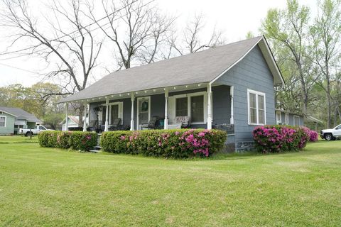 Homes For Sale - 1031 Pearl River Ave<br/> Pike County, McComb, MS 39666