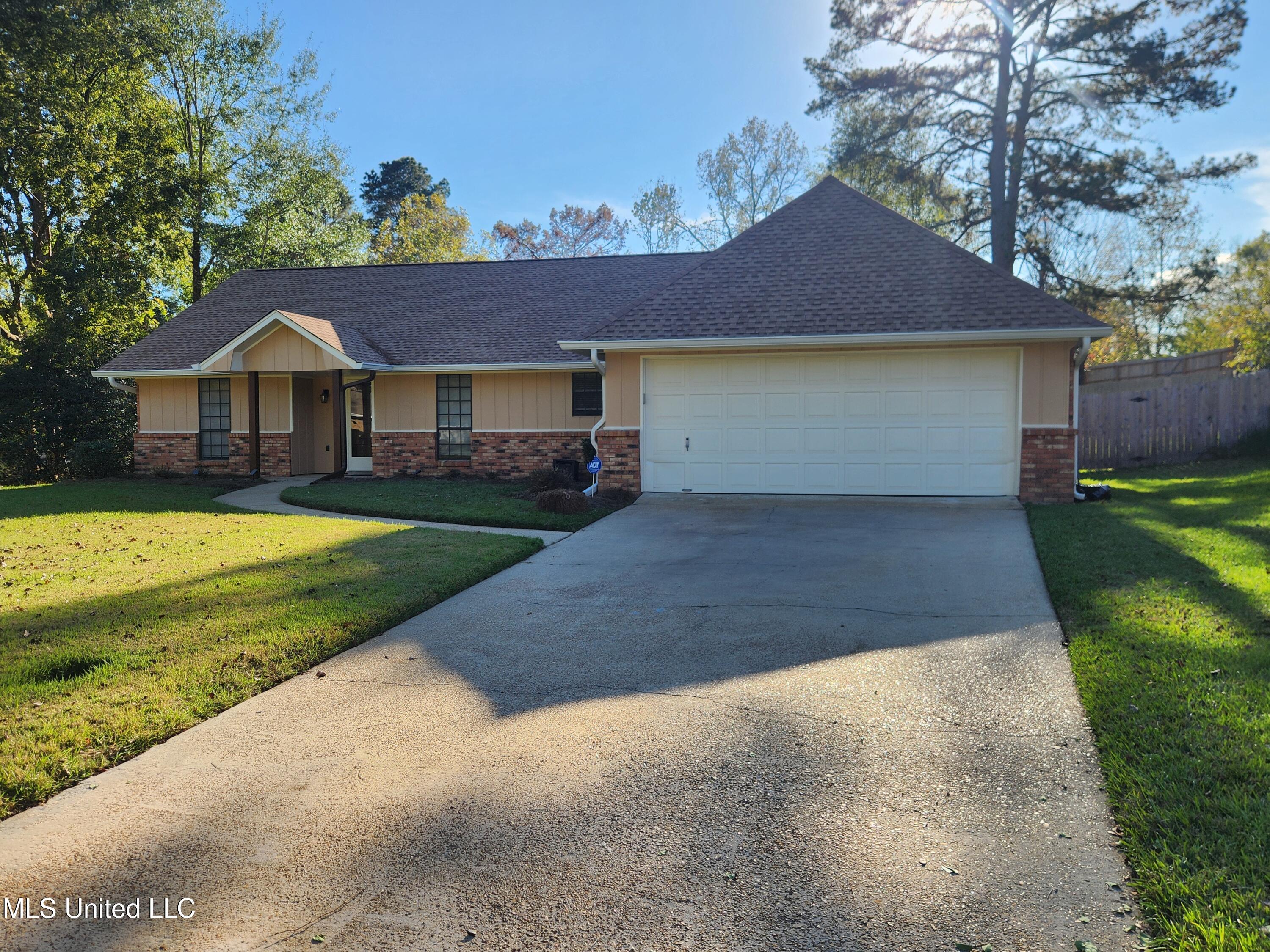 105 Cobblestone Court, Clinton, Mississippi image 1