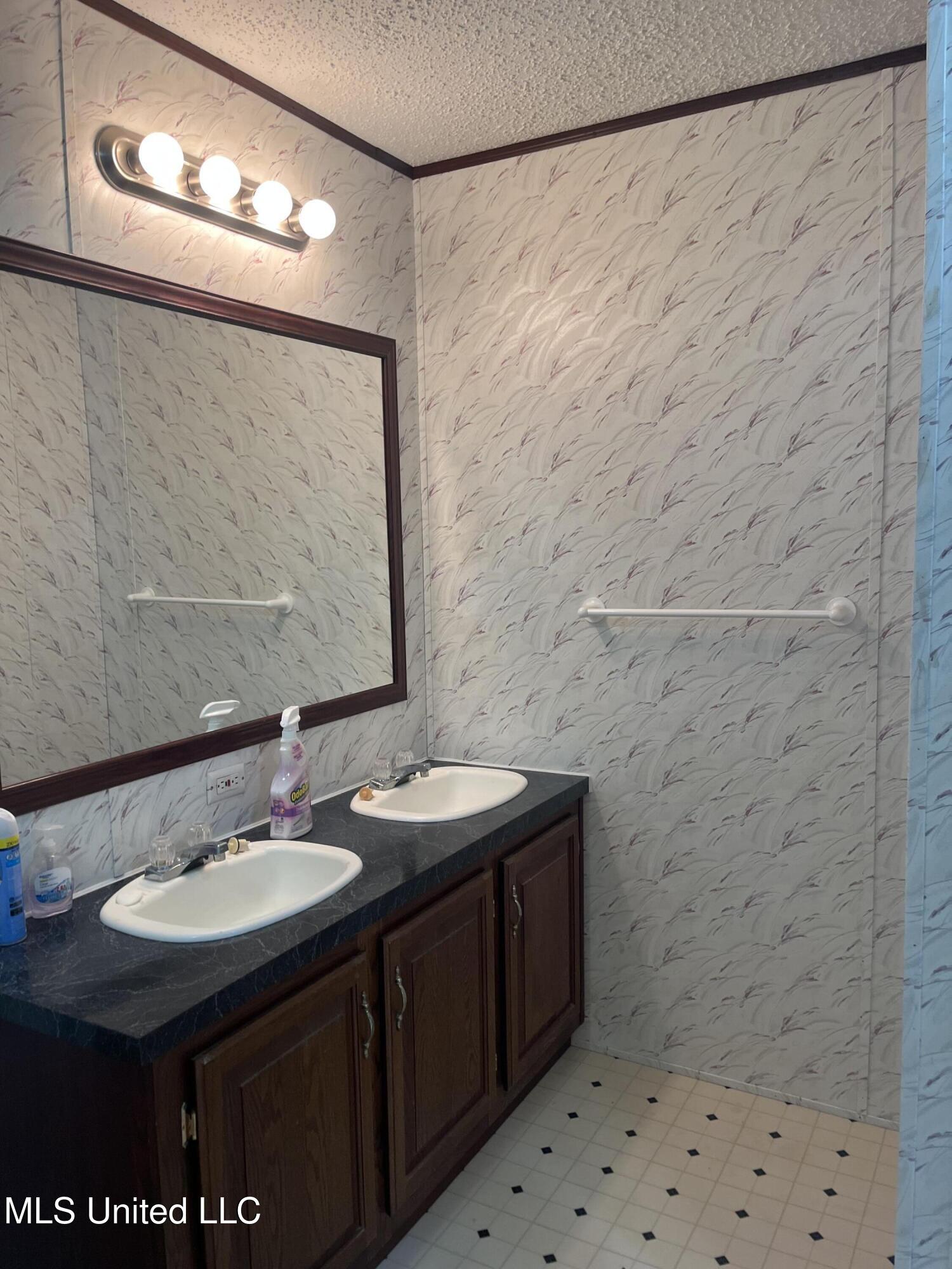 18246 Robin Oaks Drive, Gulfport, Mississippi image 7