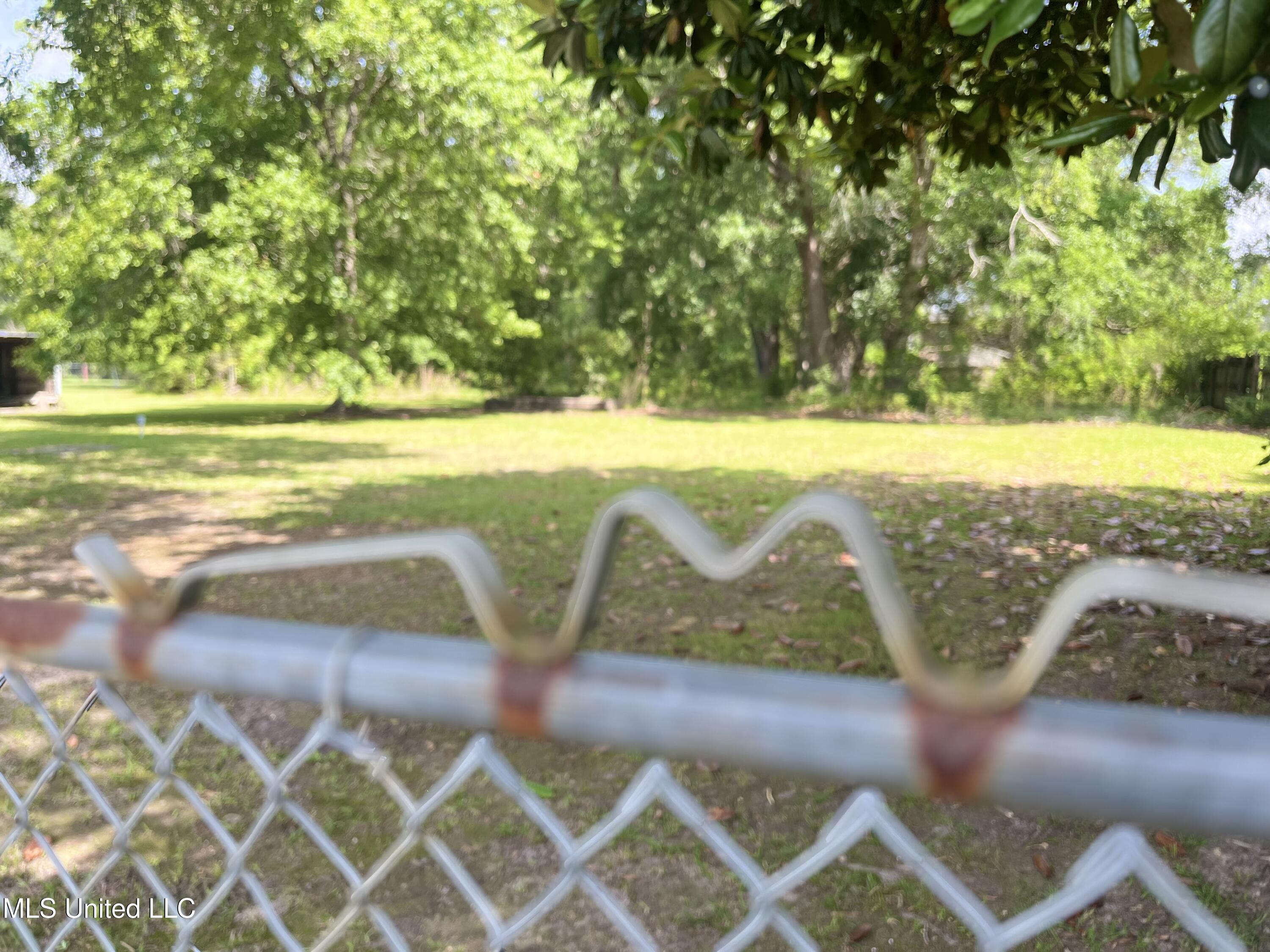 18246 Robin Oaks Drive, Gulfport, Mississippi image 2