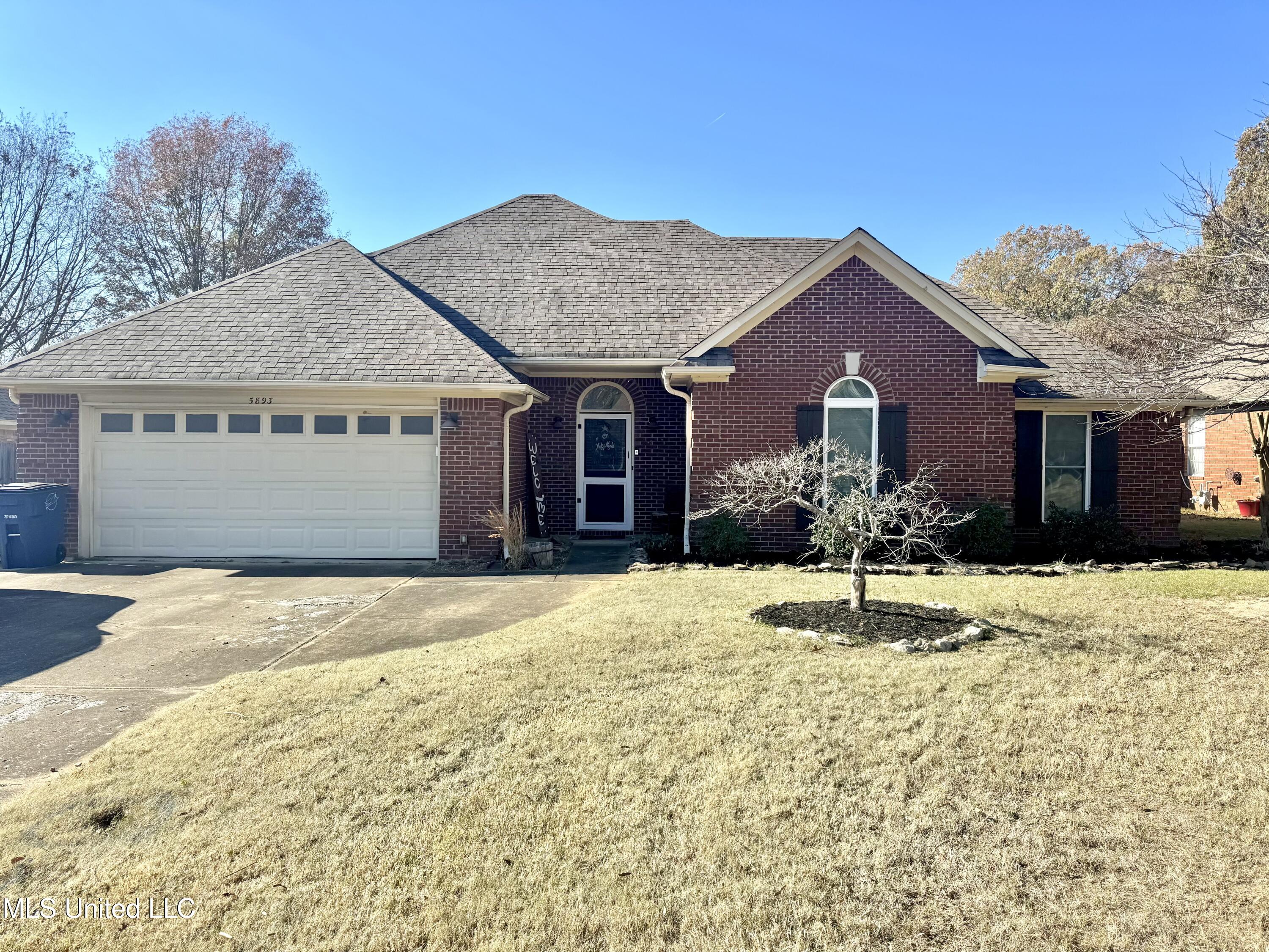 5893 E White Ridge Circle, Olive Branch, Mississippi image 1