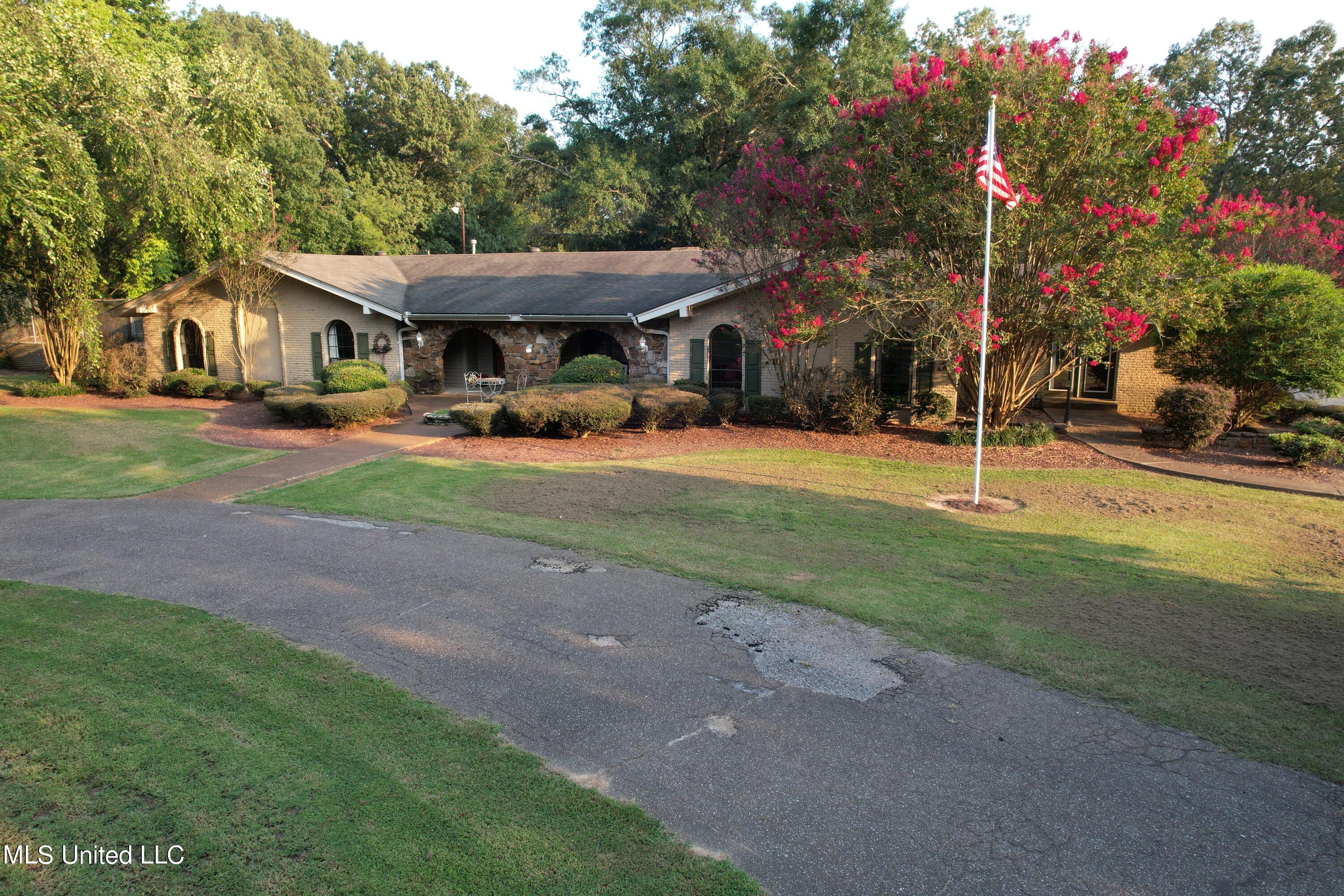 5965 Rolling Hills Drive, Olive Branch, Mississippi image 2