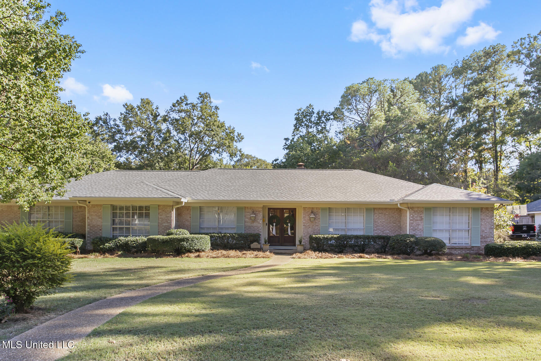 2315 E East Manor Drive, Jackson, Mississippi image 2