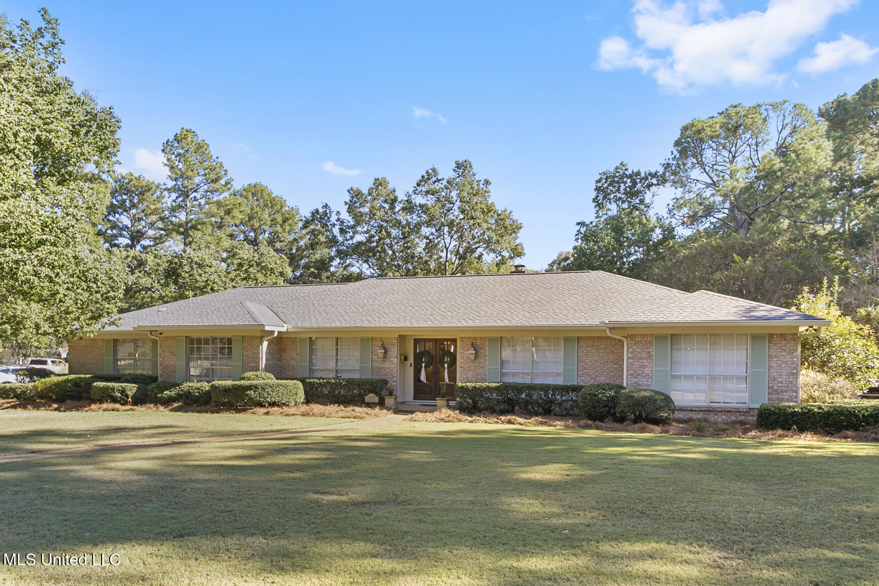 2315 E East Manor Drive, Jackson, Mississippi image 1