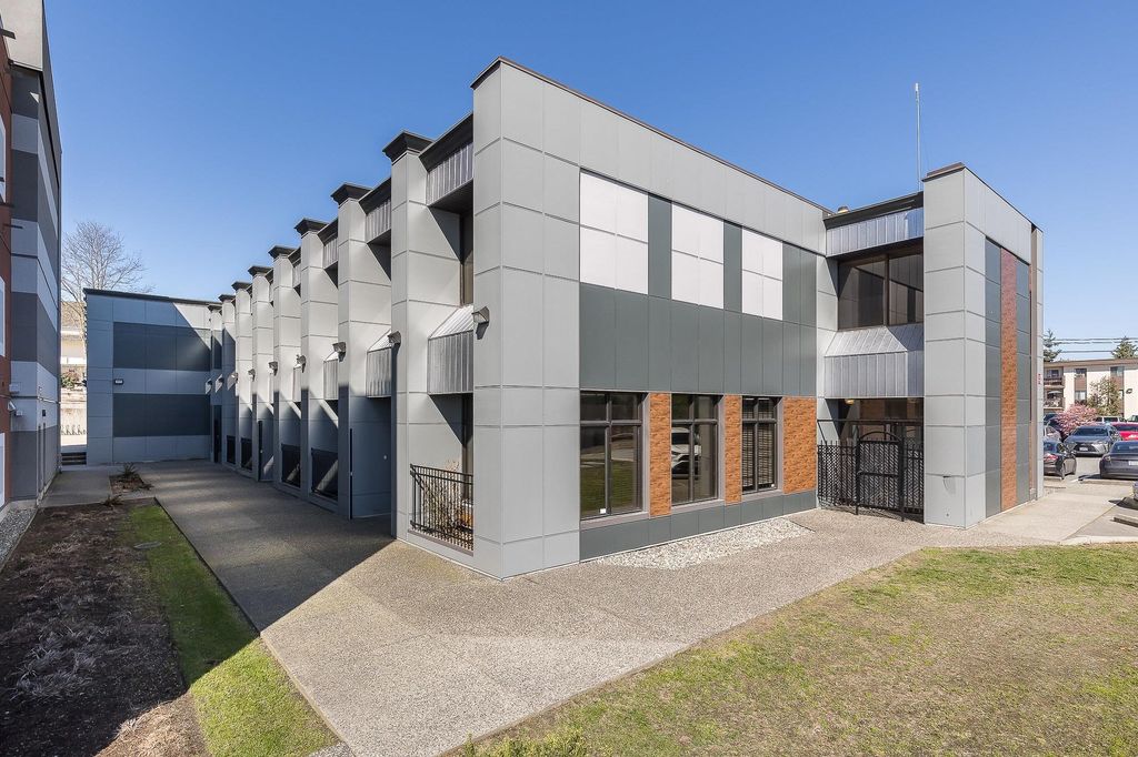 Photo of 33119 South Fraser Way #201, Abbotsford, BC V2S 2B1 (MLS # C8077917)