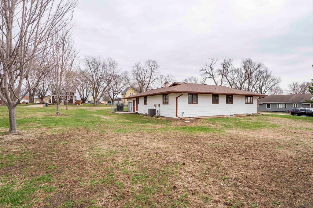 Photo of 602 6th St, Ireton, IA 51027 (MLS # 832418)