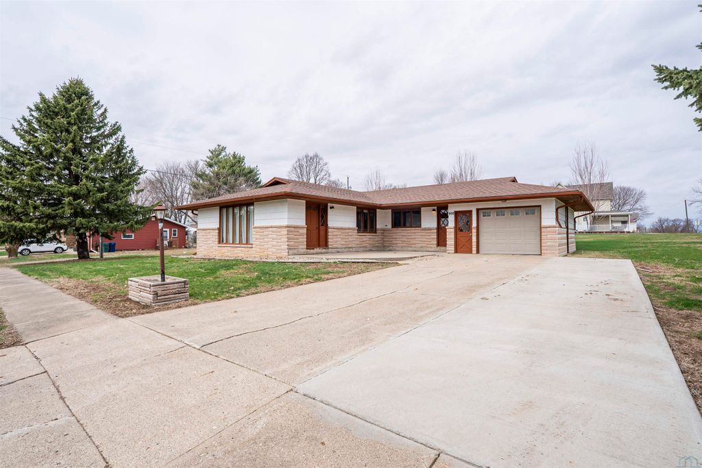 Photo of 602 6th St, Ireton, IA 51027 (MLS # 832418)