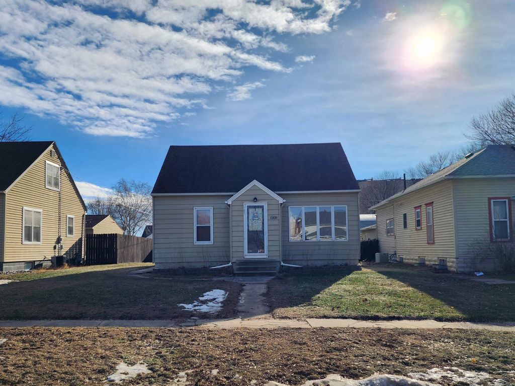 Photo of 1208 2nd St, Hull, IA 51239 (MLS # 831528)