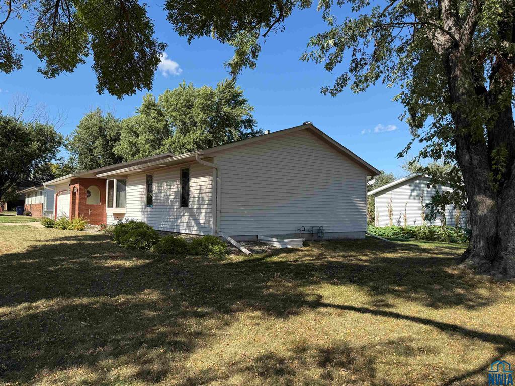 Photo of 817 18th St, Hawarden, IA 51023 (MLS # 830582)