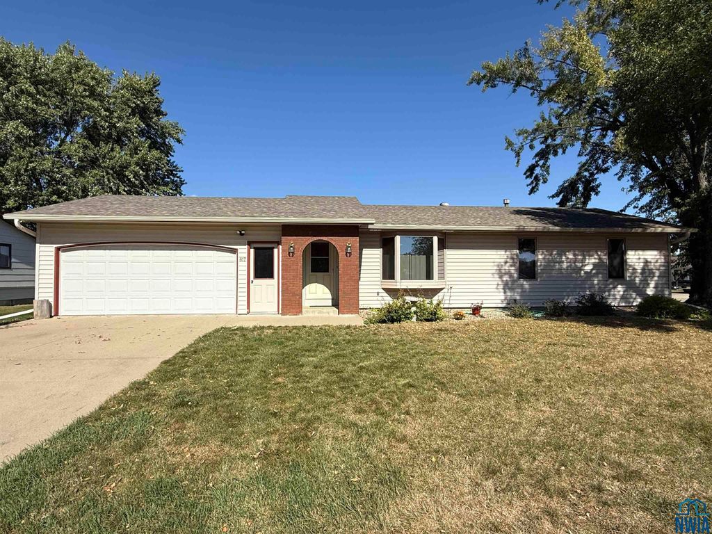 Photo of 817 18th St, Hawarden, IA 51023 (MLS # 830582)