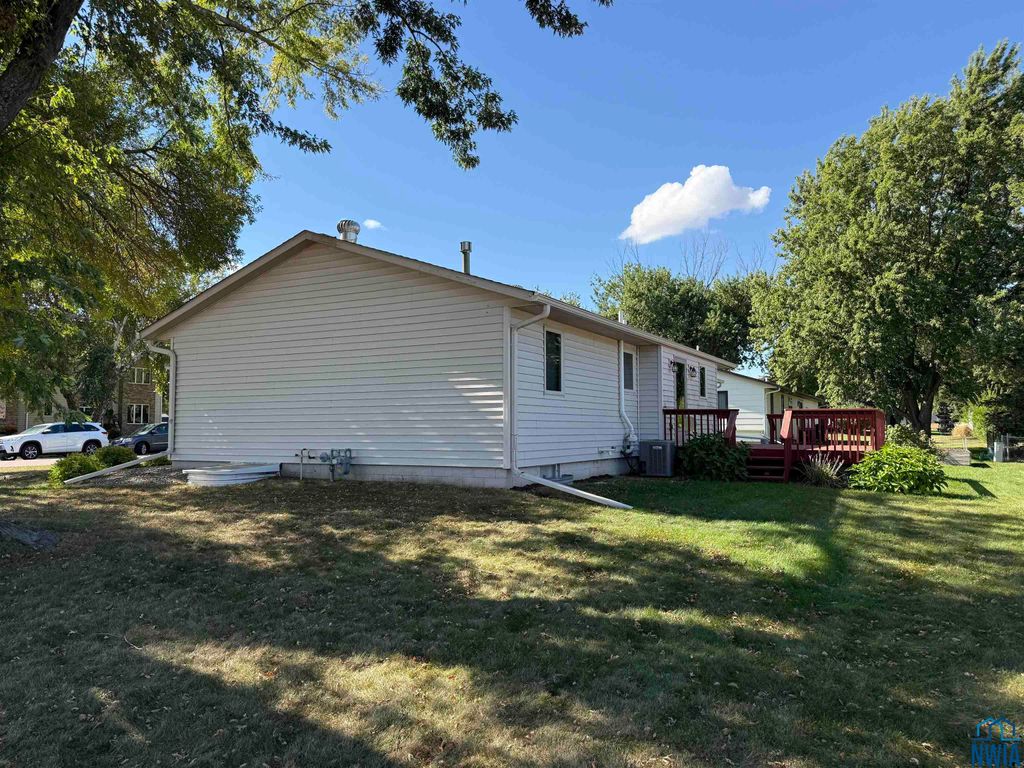Photo of 817 18th St, Hawarden, IA 51023 (MLS # 830582)