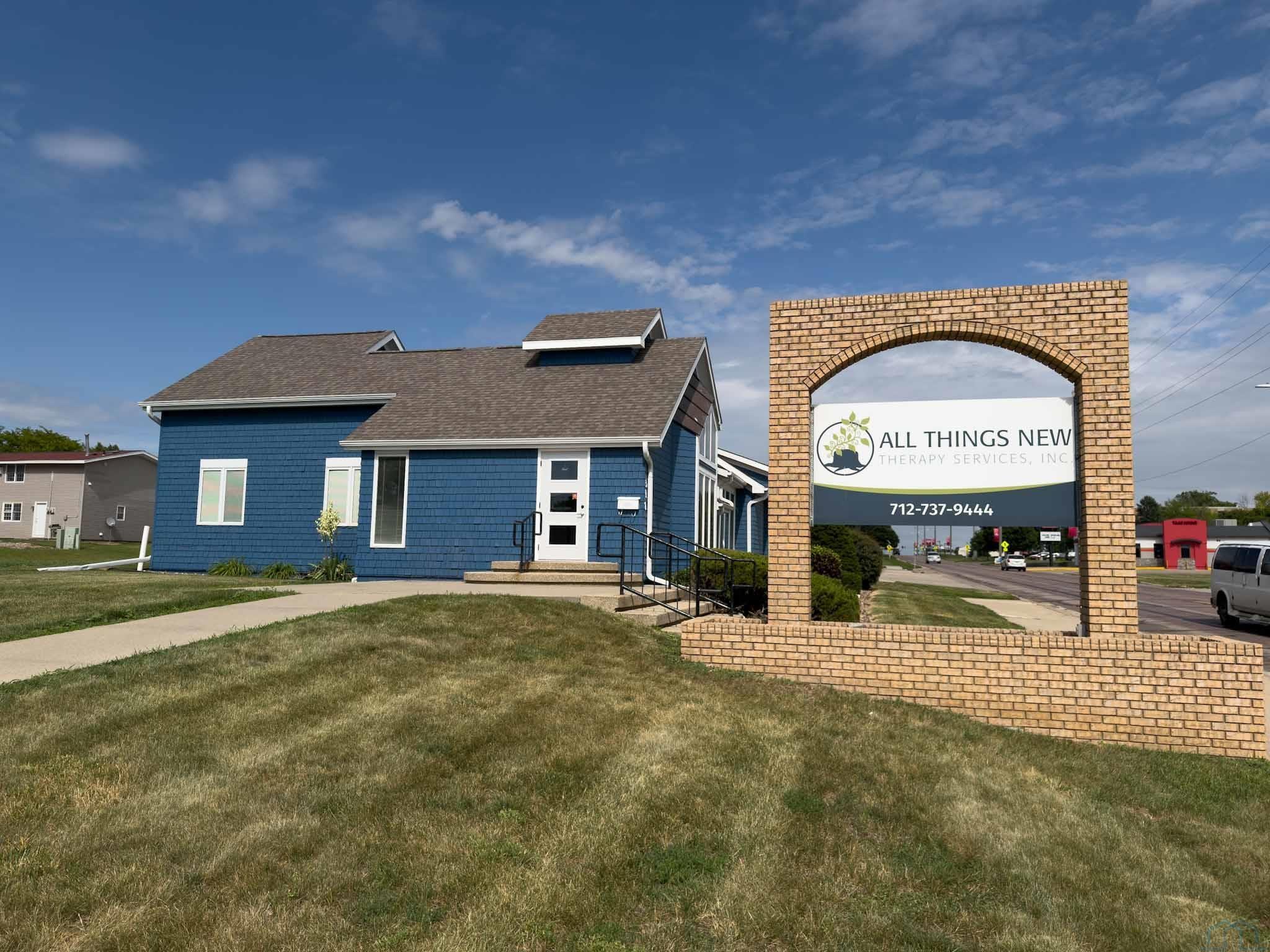 Photo 1 of 34 — 317 8th St SW, Orange City, IA 51041