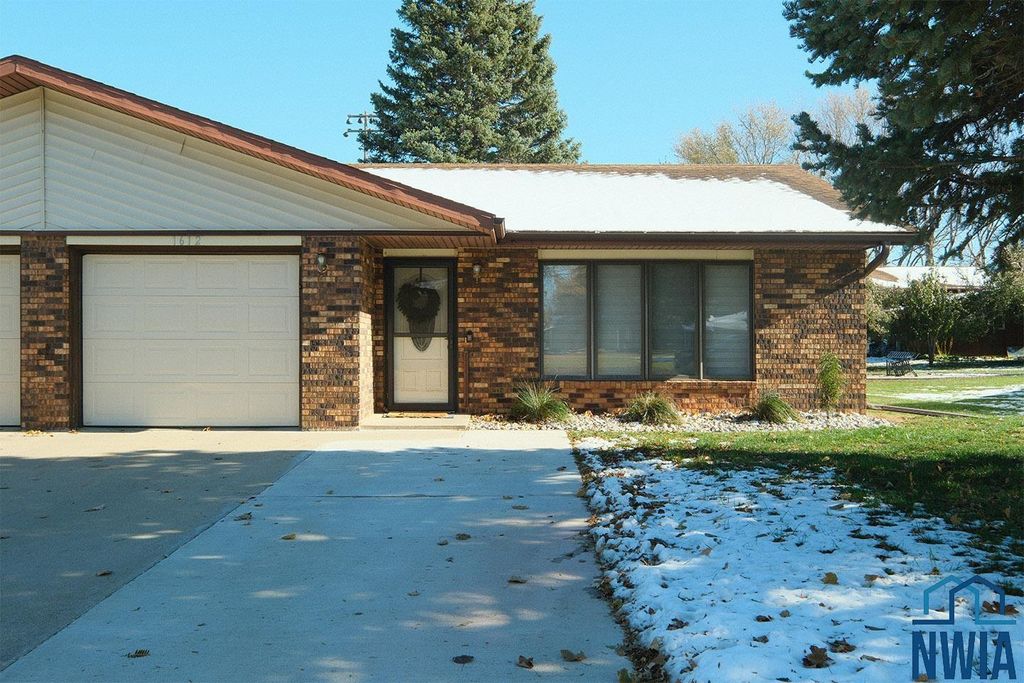 Photo of 1612 Linden Street, Hull, IA 51239 (MLS # 830948)