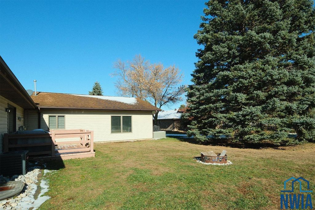 Photo of 1612 Linden Street, Hull, IA 51239 (MLS # 830948)
