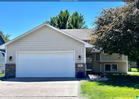 Single Family Residence in Dakota Dunes SD 5 Antelope Pl.jpg